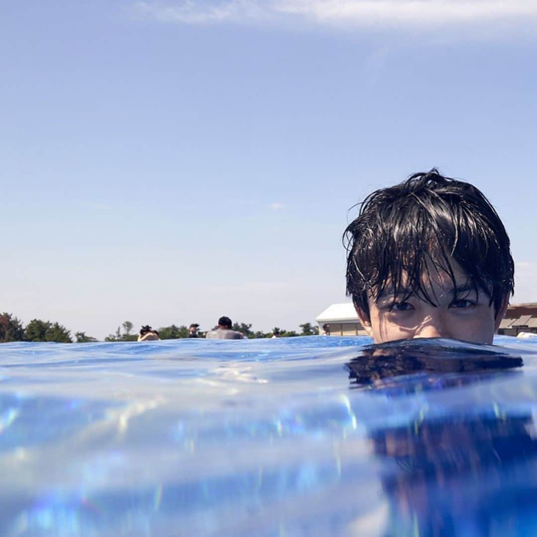 鈴木仁のインスタグラム：「今日を入れてクリスマスまで5日間 あまりあげていなかった 写真集「INTRO.」のother cutなどを あげていこうと思う  @hidden_cliff」