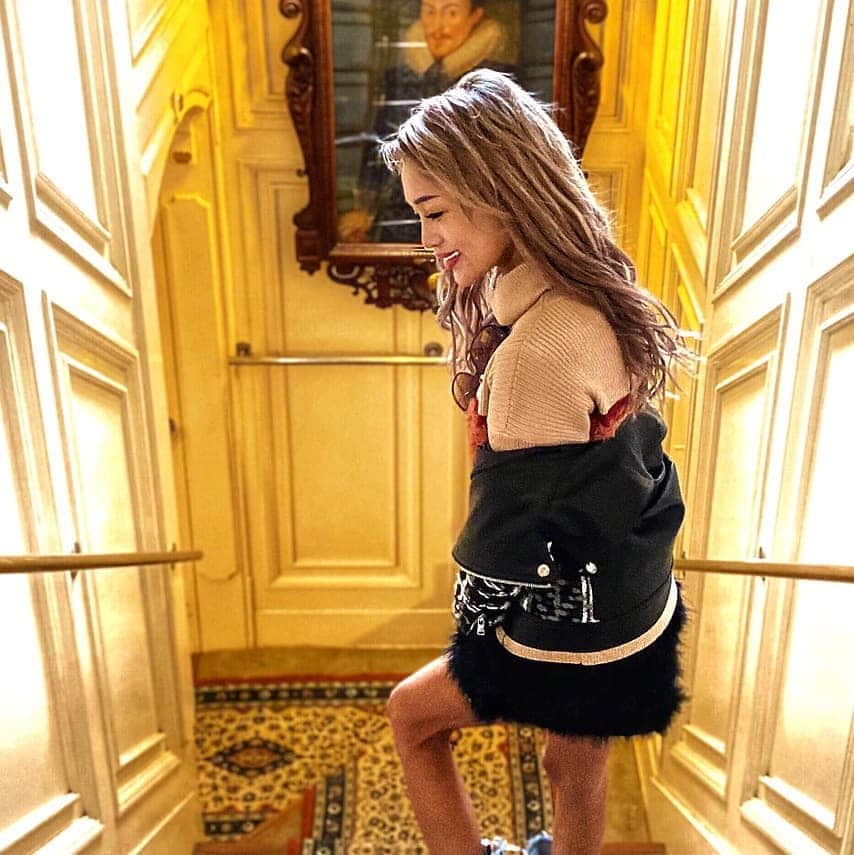 のインスタグラム：「. .北野異人館すきぴ♥ .ここは人様のお家みたいで、観覧できるねん٩( 'ω' )و めちゃくちゃ豪邸でした😭‼羨ましい～😭‼💕💕庭にはプール✨地下もあったょ😧😧💕 . .ツイードジャケットは大好きな @selectdays41 で買ったょ💛♥めちゃくちゃ可愛いいょ\( ᐛ )/詳しくはハイライトに入ってまあす😘➰💋 . . . . . . . . .#北野異人館 #神戸タビジョ  #神戸 #ツイードジャケット #セレクトショップ #selectshop #プラントン装飾美術館」