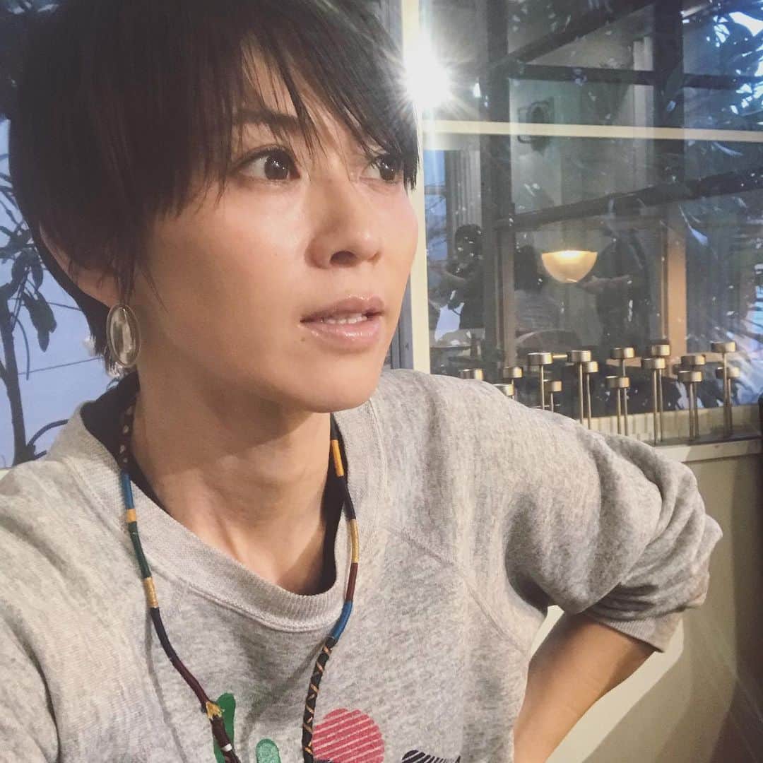 畑野ひろ子のインスタグラム：「今年最後のロライマへ。 家族でお世話になってる美容室ですが、スタッフ全員があったかくて、娘たちも大好きな場所❤️ 今年もありがとうございました😊 来年は、またエアウェーブかけようかな。」