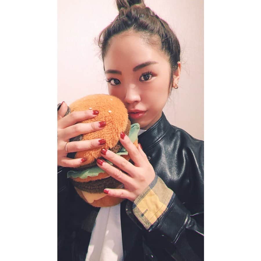 Linaのインスタグラム：「この間今年最後のネイル行ったよ🎄 今回はラメ入りのRED🍷 逆フレンチにしてもらってXmas意識してみた🎅🏼ほほほ. かわゆい❤️❤️今年もありがとうございました💅　@trunail . . . . @beep_ss . #trunail #jelnail #harajuku #red #nail #🍔」