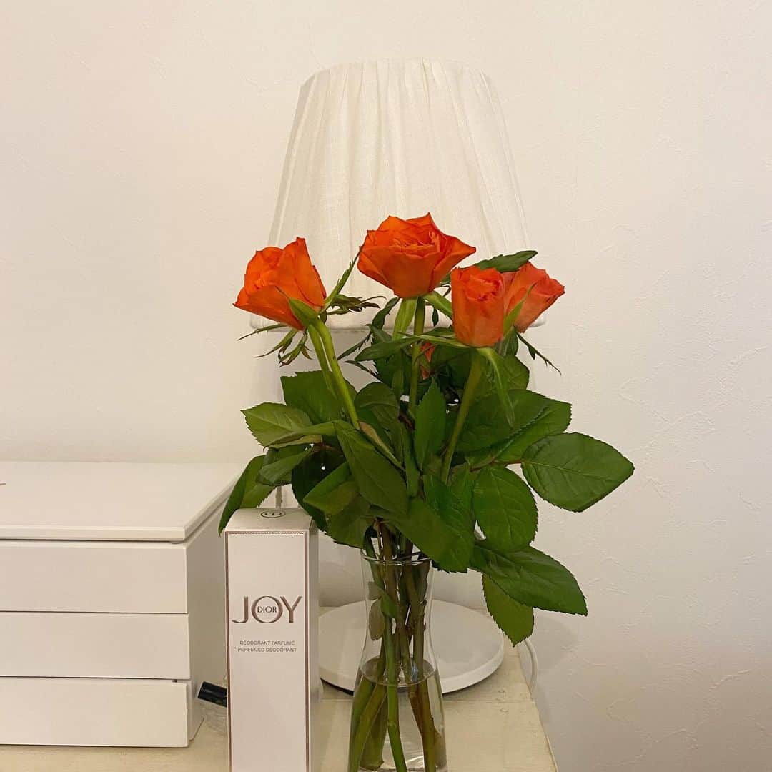 大和屋穂香（ほのちぃ）さんのインスタグラム写真 - (大和屋穂香（ほのちぃ）Instagram)「・ この間頂いたオレンジの薔薇🌹 お部屋に置いたらとっても 華やかになって嬉しい、、、🧡 ドライフラワーにしようか迷うな〜」12月21日 20時35分 - honochii0919
