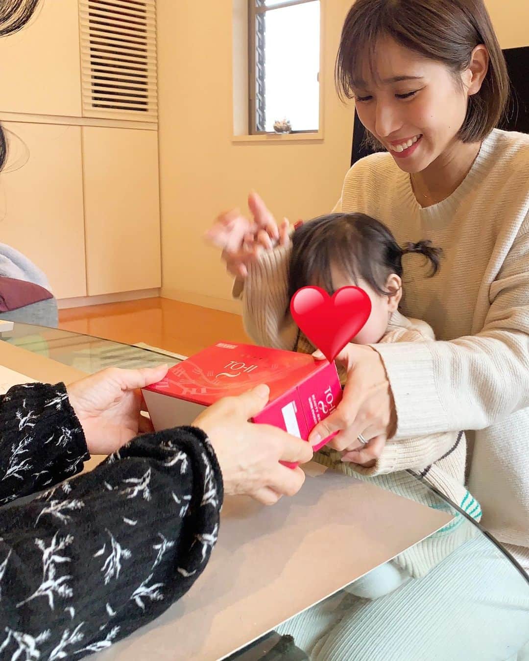 のインスタグラム：「. 日頃お世話になりすぎているママと旦那ママへ、感謝の気持ちを込めてホリデーギフトにティーオーツーをプレゼントしました🎁✨(梱包間に合わず😂) . これね、何か渡したいなーと思っていた時にたまたま朝6時くらいにテレビでQVC.jpでやってて、卵殻膜が配合されていてお肌がプルップルになり疲れもすごく取れるとやっていてどんどん気になったのでこちらにしたの🤣❣️ 大好きな2人にいつまでも美しく元気でいて欲しいから❣️ (ちゃっかり自分の分も確保した) . 他にも沢山素敵なアイテムありましたよー！ お母様達へのギフトに悩んでいたら是非 @qvc_japan 見てみてください♡ . ちなみに私のパパは次の日に今度はカニやってたらしく、 偶然ここでカニ頼んでてびっくりしたわ🤣🦀笑 こちらはおいしくカニ鍋させて頂きました🤣❤️ . #ティーオーツー#美容ドリンク#qvcジャパン#PR」
