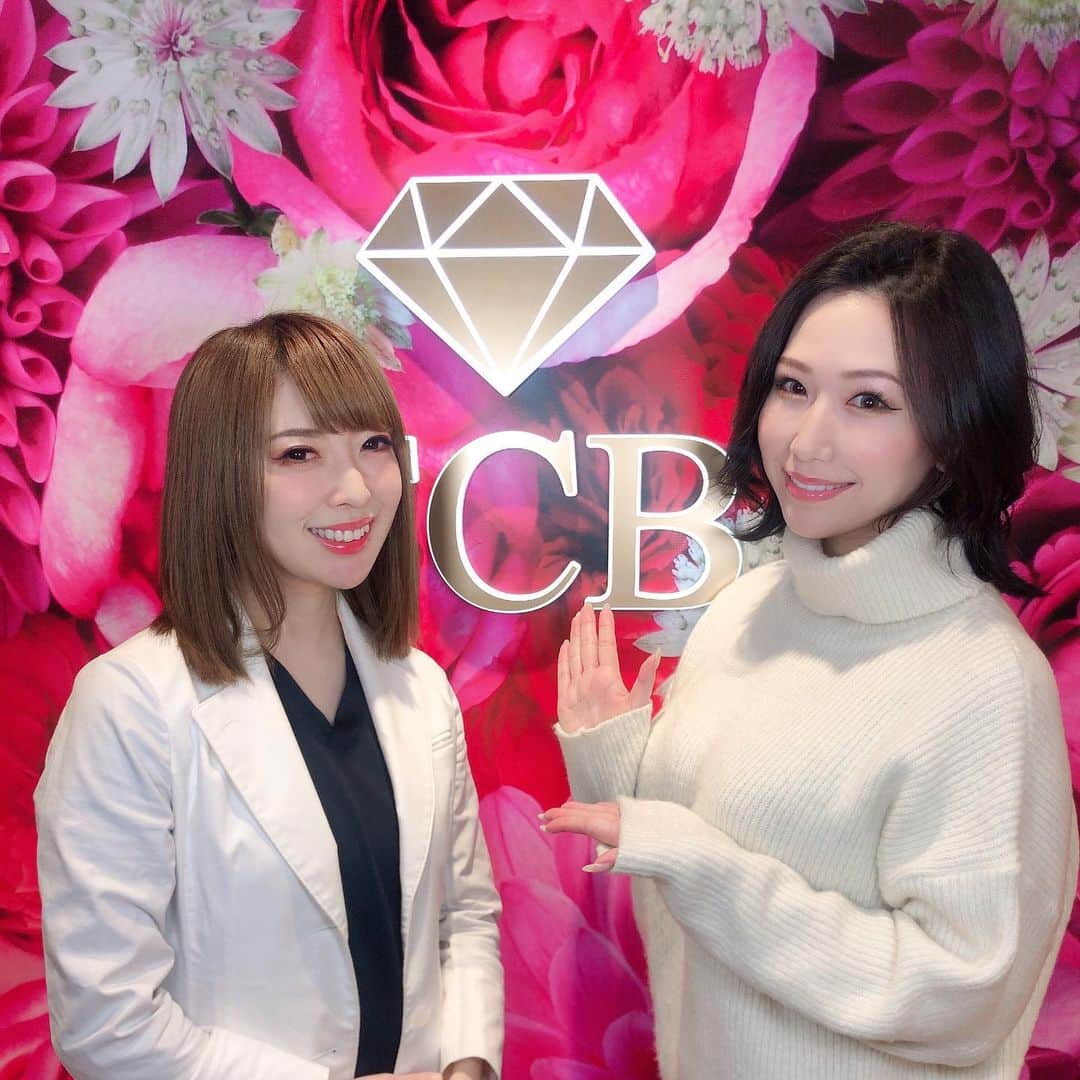 佐山愛のインスタグラム：「❤︎ ・ 最近フェイスラインのもたつきが 気になってきたので、 リフトアップやたるみ改善に効果抜群！ と大流行中のソノクイーン(HIFU)を 受けてきたよぉ✨ ・ せっかくなら色々相談しやすい まりこ先生が @drinouemariko  いいなぁと思って、 TCB池袋院 @tcbikebukuro  行ってきたんだけど、 1年ぶりにお会いするまりこ先生は 変わらずお綺麗でした😍 ・ やっぱり美容のことだからこそ 綺麗な女医さんの方が モチベーション上がる♪♪ ・ しっかり説明を受けて いざ、初ソノクイーン❤️ ・ 詳しい感想は 数週間後の効果と共に 載せようと思ってるので 乞うご期待😊✨✨ ・ ただ、施術直後でも 既に効果を実感しております♡ ・ お顔があがったぁぁぁぁ🤩 ・ これスゴイ！！ ・ 1回の施術で半年〜1年くらい 効果が期待できるみたいだし、 他院より安いTCB池袋院は コスパ最強説😍 ・ あ、興味がある方は 私のインスタ見たよ と伝えるとスムーズだし 嬉しいことがあるかもです🤗 ・ ここから更にシュッとするのかぁ とワクワクが止まらない私でした♪♪ ・ ・ #美容整形ならTCB東京中央美容外科 #東京中央美容外科 #東京中央美容外科池袋院 #美容外科 #池袋 #まりこ先生 #井上真梨子 #女医 #ソノクイーン #HIFU #ハイフ #リフトアップ #たるみ改善 #毛穴引き締め #アンチエイジング　#PR」