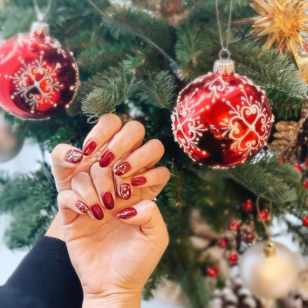 李 雨瀟さんのインスタグラム写真 - (李 雨瀟Instagram)「クリスマスネイル💅🎄🎅 . 何億光年ぶりの赤ネイル❤️ @malvina.salon でオススメされて勇気出してやってみたら 本当に可愛くてお気に入りすぎるー♡♡♡ ハンドもフットもおそろいにっ🥰 素敵なデザインにしてくれて、あやこさん、りささんありがとうございました❤️ . . #nail #handnail #footnali #christmas #xmas  #ネイル #ハンドネイル #フットネイル  #赤ネイル　 #デザイン #クリスマス #クリスマスネイル #ネイル💅　 #ネイルデザイン #ネイルサロン #麻布十番 #マルビナネイル  #マルビナサロン」12月21日 20時39分 - yuisho_ri