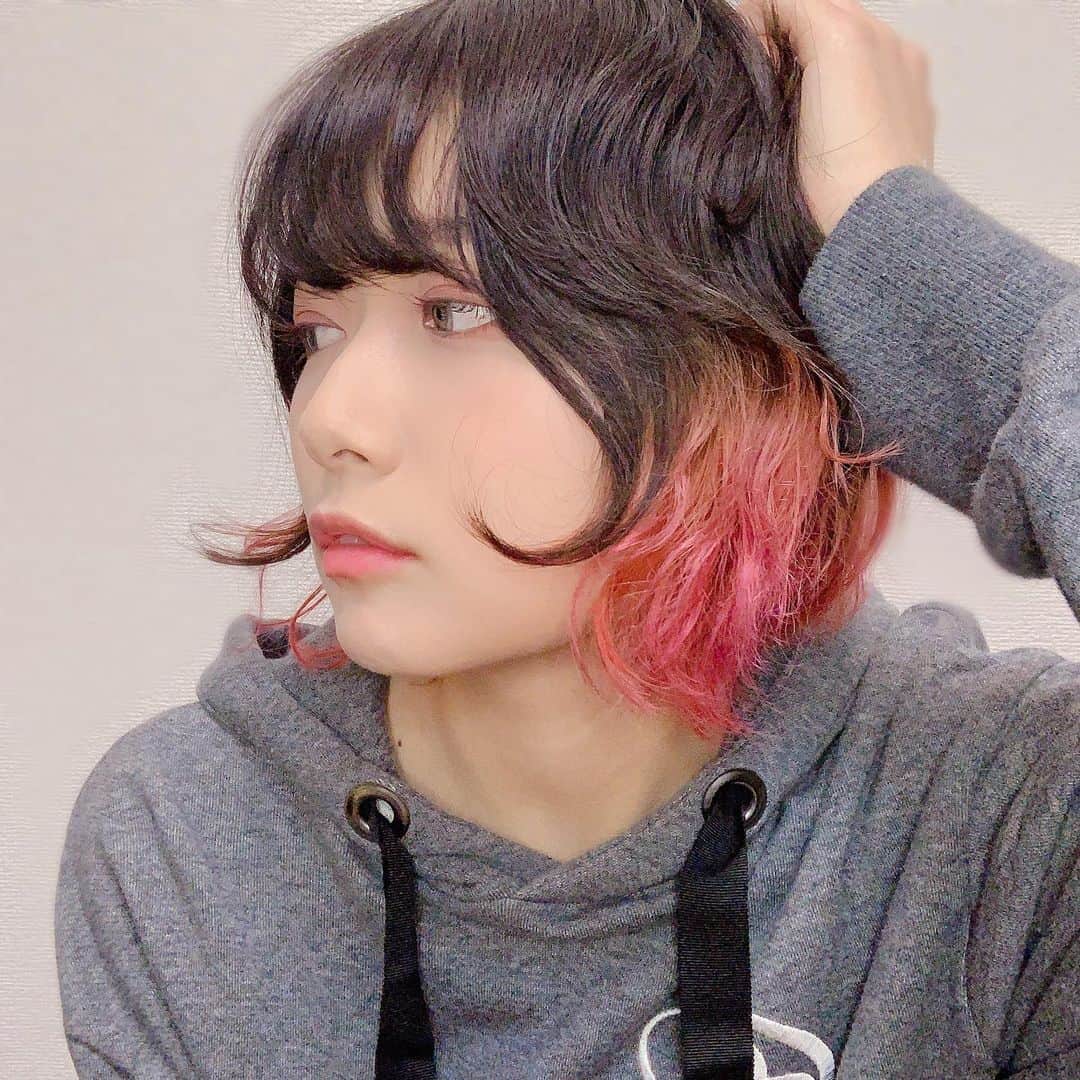 RIRIKOさんのインスタグラム写真 - (RIRIKOInstagram)「髪色変えたぽん  #インナーカラー #インナーカラーピンク  #インナーカラーオレンジ #パーマ風くせ毛」12月21日 20時42分 - ririkonoinsta