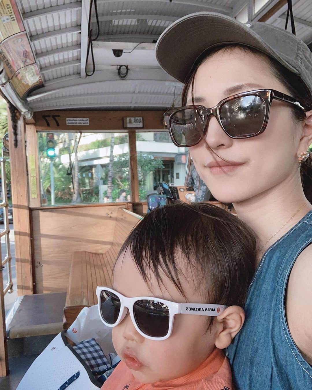 Remiさんのインスタグラム写真 - (RemiInstagram)「enjoyed breeze in the open air trolley🚌 🌴 ワイキキ周辺の移動はバスやトロリーが便利♪ オープンエアのトロリーや2階建てバスは、乗り物好きの息子にはたまらないみたいです😍  今回新調したサングラスは @ohmyglassestokyo のもの😎 made in Japanの職人によるハンドメイドにこだわったブランド🇯🇵 中でもこちらは本田圭佑さんとのコラボで売上の一部が世界の恵まれない子供たちへの寄付になる社会貢献型サングラスなんです⚽️🕶✨ デザインはもちろん、その支援活動にも惹かれました。 カラーや形も豊富でユニセックスなので夫婦で使えます♪  息子は機内アメニティでもらったサングラスを愛用中🤙🏽笑  今ならオンラインストア限定で1000円offクーポンが使えます！【followerltd】 (5,500円以上購入で使用可。2020/1/31まで)  #トロリー #ハワイ #サングラス  #ohmyglassestokyo #sunglasses #lovetabi_hawaii」12月21日 20時48分 - remi_912