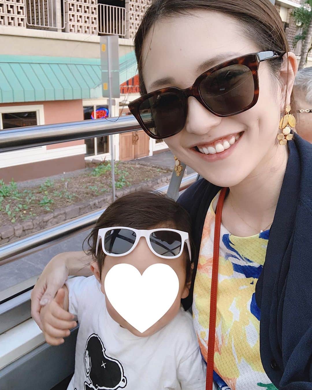 Remiさんのインスタグラム写真 - (RemiInstagram)「enjoyed breeze in the open air trolley🚌 🌴 ワイキキ周辺の移動はバスやトロリーが便利♪ オープンエアのトロリーや2階建てバスは、乗り物好きの息子にはたまらないみたいです😍  今回新調したサングラスは @ohmyglassestokyo のもの😎 made in Japanの職人によるハンドメイドにこだわったブランド🇯🇵 中でもこちらは本田圭佑さんとのコラボで売上の一部が世界の恵まれない子供たちへの寄付になる社会貢献型サングラスなんです⚽️🕶✨ デザインはもちろん、その支援活動にも惹かれました。 カラーや形も豊富でユニセックスなので夫婦で使えます♪  息子は機内アメニティでもらったサングラスを愛用中🤙🏽笑  今ならオンラインストア限定で1000円offクーポンが使えます！【followerltd】 (5,500円以上購入で使用可。2020/1/31まで)  #トロリー #ハワイ #サングラス  #ohmyglassestokyo #sunglasses #lovetabi_hawaii」12月21日 20時48分 - remi_912