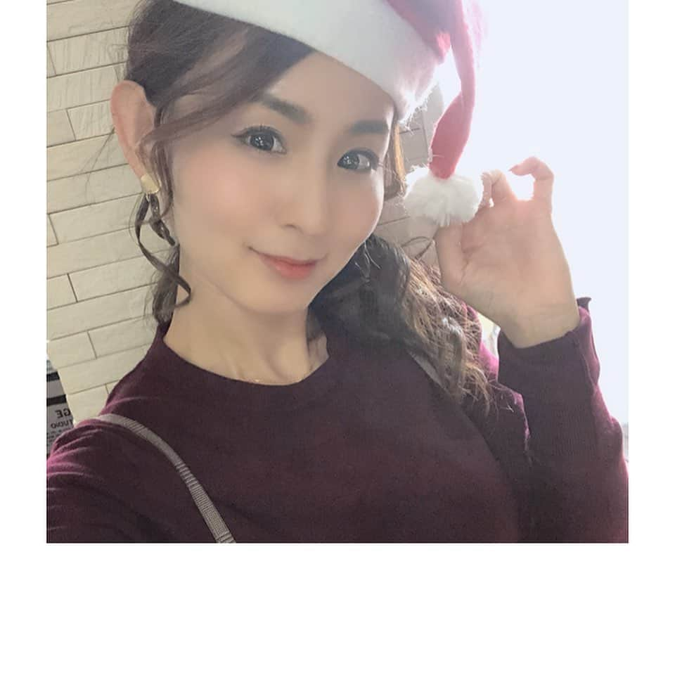 花清まゆこさんのインスタグラム写真 - (花清まゆこInstagram)「12月は、子供中心の生活(-｡-; 長男くんたちは、女子だらけのクリスマス会🎄🤣 1年生でも、すでに女子は、呼ばれた、呼ばれてないの揉め事が色々あるらしく、、 もう、めんどくさいから、女子はクラス全員に一応声をかけたら？ってなり、、、その結果、女子だらけにー笑笑 華やかで可愛かった♡  次男くんは、もう冬休みなので、お兄ちゃんが学校の間に、幼稚園のお友達と(^^) サンタ着せても、脱ぎ捨てる男子たちー🤣🤣 母は、脇役に徹します（＾ν＾） #クリスマス#クリスマスパーティー #クリスマス会 #christmas #xmas #おとこのこママ #兄弟ママ #忙しい毎日#あっという間 #小学生男子 #幼稚園ママ #サンタ #サンタコス」12月21日 20時54分 - mayuusa610