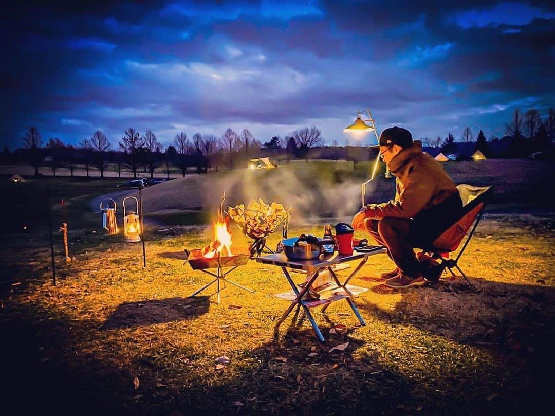 CAMP_HACKさんのインスタグラム写真 - (CAMP_HACKInstagram)「エリアによっては、そろそろ早朝の気温がマイナスにまで下がる場所も。防寒対策は必須ですが、この季節ならではの景色や空気を感じに、キャンプ場へ足を運びたいですね！ . . from CAMP HACK . CAMP HACKであなたのキャンプライフを取材します！ 『#camphack取材』を付けて投稿！ . Photo by @bapesta1201 さん . #camp #camping #camphack #outdoorlife #outdoor #trip #travel #japan #followme #weekend #travelling #outdoorgirl #family #familytrip #キャンプ #アウトドア #キャンプ道具 #キャンプ初心者 #家族 #外遊び #自然 #キャンプ場 #お出かけ」12月21日 20時55分 - camp_hack