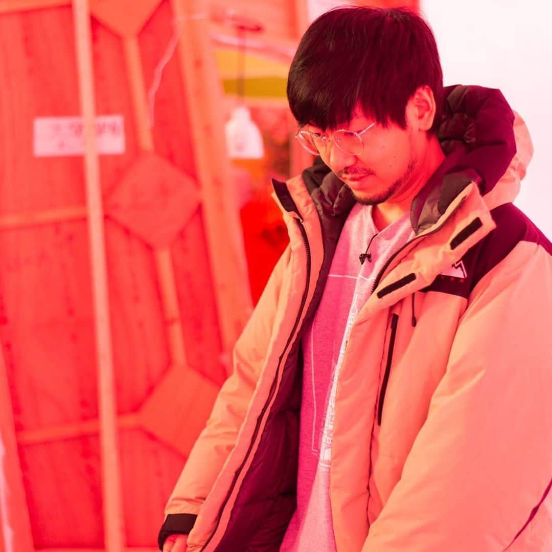 福井俊太郎のインスタグラム：「かが屋の加賀君が着てるダウンを試着しようとしてる僕を加賀君が撮ってくれたよぉ #FIRSTDOWN #今年買おうか迷って諦めたダウン #加賀君が着てたから #試着させてもらった #1枚目 #初めてのチャックを閉めるときに #緊張してる表情 #いつどんな時も初めてのチャックは緊張する #どんな閉まり方するのか #どれくらいの強さで閉まるのか #未知の世界へ旅立つんだからさ #2枚目 #恍惚の表情 #やはりいいダウンだった #初めてのチャックを乗り越えて #身に染みる温かさと軽さ #FIRSTDOWN #来年こそ #低くねっとりした声で」