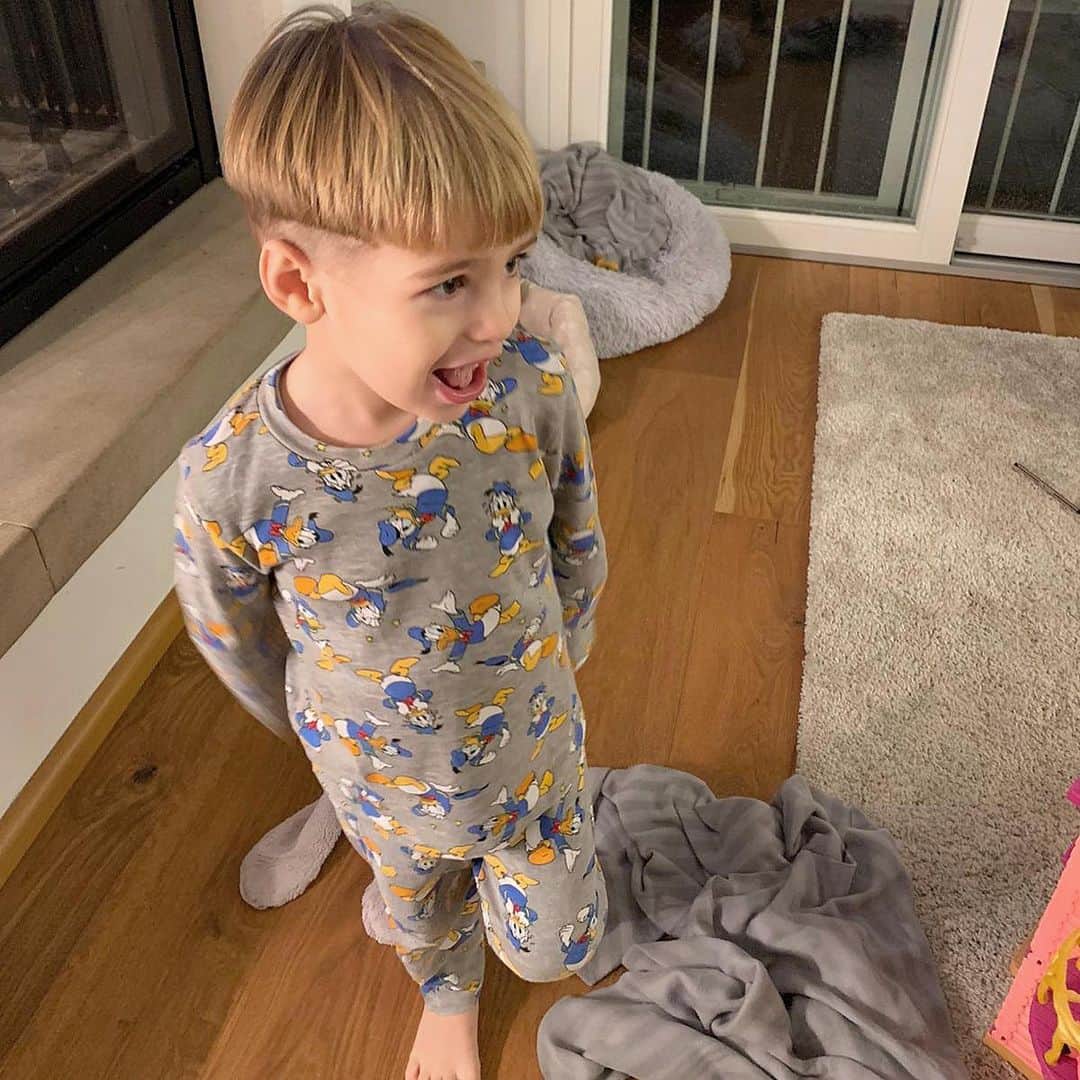 ミケーレ・カンポレーゼのインスタグラム：「Famoso taglio alla Fantaghiro’ 😂😆🙈 #Fantaghiro#TommasoGregorio#Tommy#Boy#babyboy」