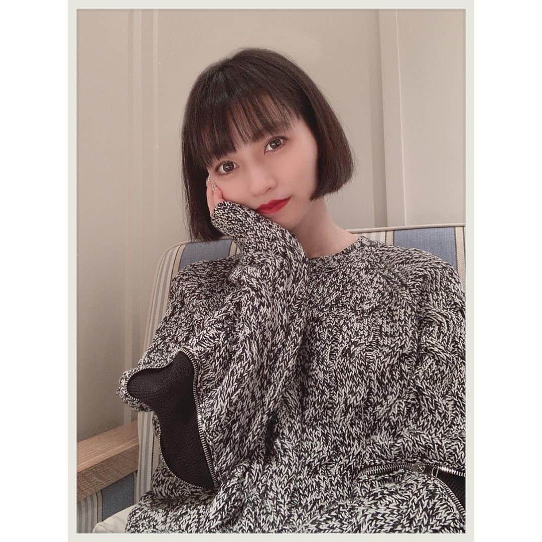 のインスタグラム：「2019.12.21 🧶#alexandermcqueen 今日はクリスマスプレゼント🎁を 買いに伊勢丹へ。 1時間半じゃ足りなくて もっと早く行動すれば良かったなぁ😵  #携帯忘れてくるし #二台持ち#めんどくさい  #伊勢丹新宿店 #着飾る愉しみ #ニットコーデ #ニット#Knit #ざっくりニット #ショッピング#shopping #クリスマス#Xmas #クリスマスプレゼント #christmas」