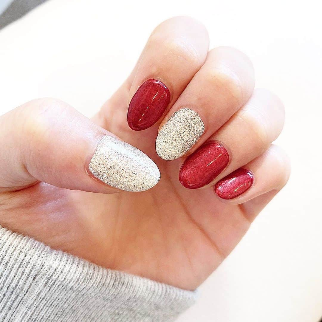 岡英里さんのインスタグラム写真 - (岡英里Instagram)「New nails💅 . . 年内最後なので、クリスマスとお正月を意識したデザインにしてみたよ🎄🎍 . . #ネイル #💅 #nail #nails #クリスマス #🎄 #紅白 #🎍 #赤 #シルバー #パール #ラメ #紅白ネイル #めでたい #シンプル #かわいい #可愛い #年内最後 #ラストネイル #アラサー #アラサー女子 #ネイルケア #ケア」12月21日 20時58分 - okaeri0424