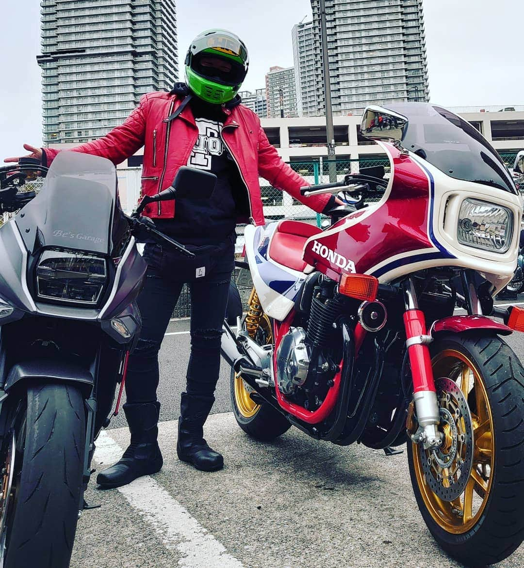 レイザーラモンRGさんのインスタグラム写真 - (レイザーラモンRGInstagram)「ライコランド東雲に寄ったらCB1100typeRの産みの親ビーズガレージの湯浅さんとバッタリ。湯浅さんのNewカタナはセパハン&ロングシートカスタムさらに顔も旧カタナに近付けててヤバい仕上がり！最近のバイクはケツ小さすぎ尖りすぎ。ケツはデカいほうがいい〜♪ #cb1100typeR #cb1100R #suzukikatana #doremicollection #ドレミコレクション #bikelife #bikestagram #vintagemotorcycle #custombike #hondavintage #suzukivintage #カタナ」12月21日 20時58分 - rgrazorramon