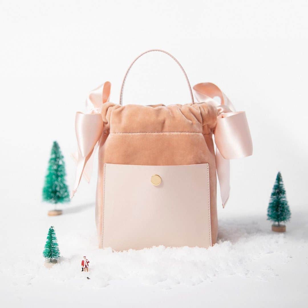 Sophie Hulmeのインスタグラム：「Feeling festive. Remember, it’s your last chance to own a piece of Sophie Hulme history. Our Chiltern Street store is open today until 5pm, and Monday, from 11am to 6pm. Who wouldn’t want to find a special velvet Nano Knot under the tree? 💫 🎄」