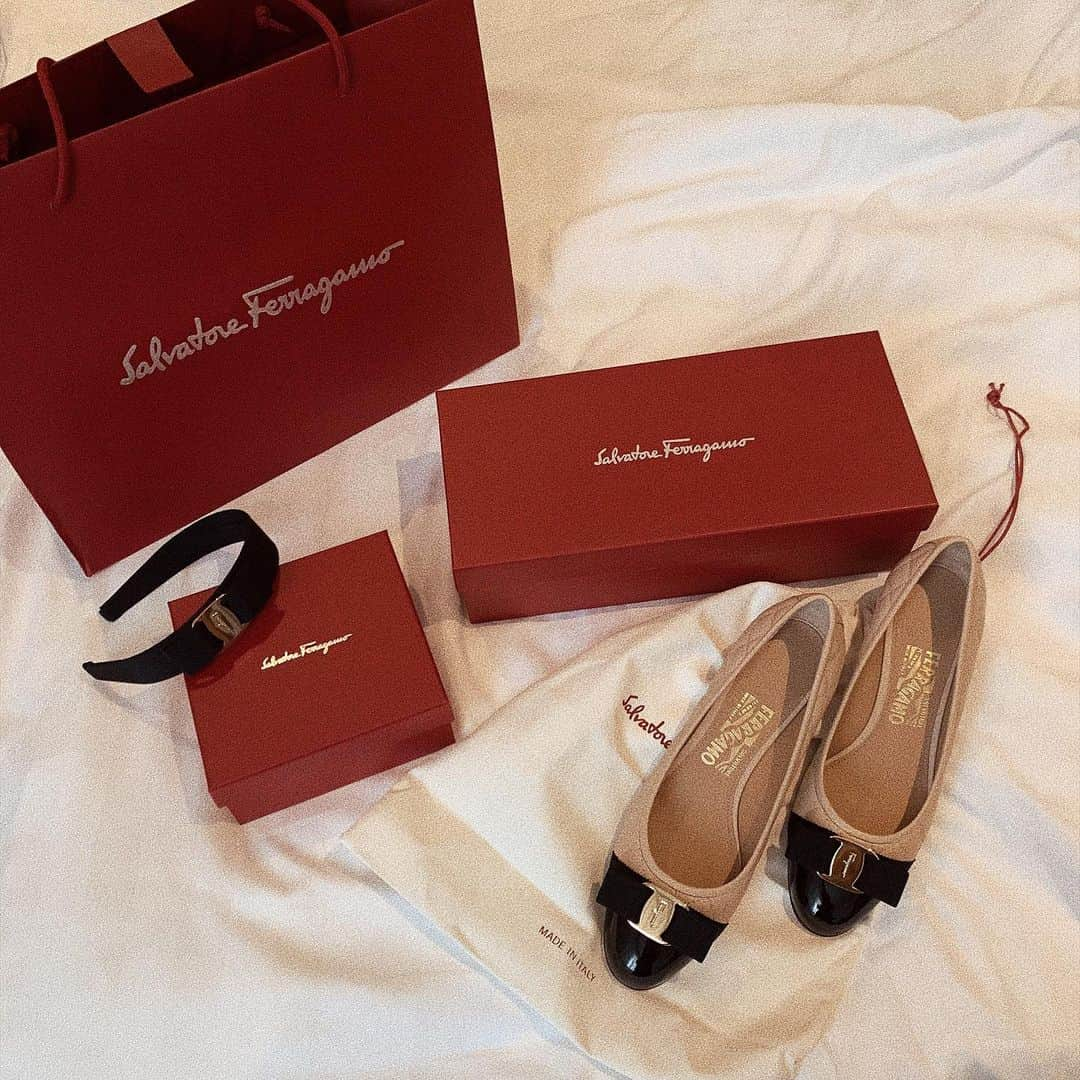 ひこ乃さんのインスタグラム写真 - (ひこ乃Instagram)「👠⠀ ⠀ ローマでふらっと @ferragamo 入ったら 可愛い靴があったのでゲット❤︎ 足大きいし甲が広くてなかなか ヒールで合う木型の靴がないんだけど それを伝えたら幅広のサイズを出してくれて、 試してみたら痛くなくてこれなら疲れなさそう！ 大事に履こう~❤︎ 欲しかったカチューシャもあっちで 安かったから買っちゃった~嬉しい❤︎ ⠀ #フェラガモ#ローマ#イタリア旅行#roma🇮🇹#salvatoreferragamo#ferragamo#italy#roma#페라가모#이탈리아#이탈리아여행」12月21日 21時02分 - hikono0909