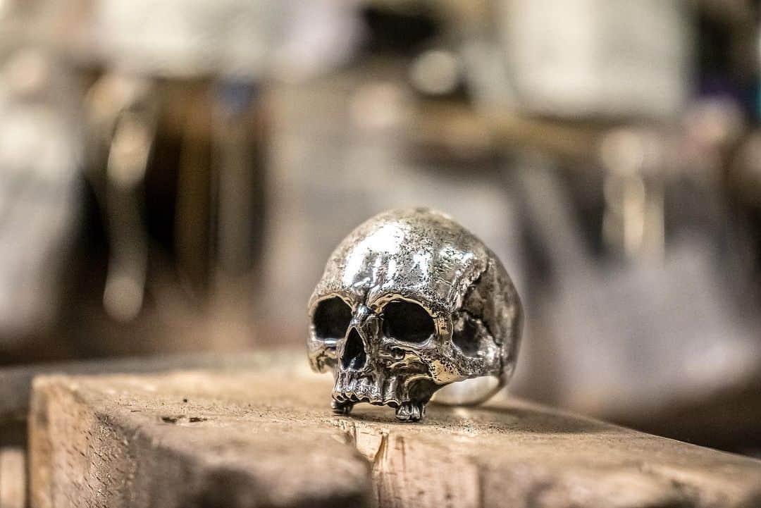 クレイジーピッグさんのインスタグラム写真 - (クレイジーピッグInstagram)「1 hour sizings, open today, Monday and Christmas Eve 🤘💀🤘 #skulls #animalrings #signetrings #stonerings #anatomy #bones #bonering #skulllife #skullfashion #gothic」12月21日 21時04分 - crazypigdesignslondon