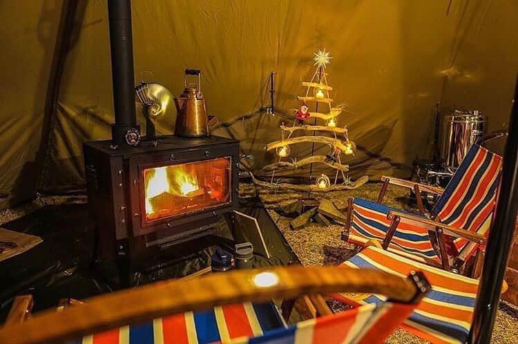 hinata_outdoorさんのインスタグラム写真 - (hinata_outdoorInstagram)「@uto327さんのpic✨﻿⠀⠀⠀⠀⠀⠀⠀⠀ ﻿⠀⠀⠀⠀⠀⠀⠀⠀ 薪ストーブで暖まるクリスマスキャンプ🎄⠀ 流木で作ったツリーも素敵です☺️✨⠀ ⠀⠀⠀⠀﻿⠀⠀⠀⠀⠀⠀⠀⠀ ～🎄クリスマスキャンプの素敵な1枚🎄～⠀⠀⠀﻿⠀⠀⠀⠀⠀⠀⠀⠀ クリスマスキャンプのおしゃれなキッチンテーブルやテントサイトの写真を投稿します🎵⠀⠀⠀⠀⠀⠀⠀⠀ ⠀ ⠀⠀⠀⠀⠀ ⠀⠀⠀⠀⠀⠀⠀⠀⠀﻿⠀⠀⠀⠀⠀⠀⠀⠀ 🌳🌲⛄🌳🌲⛄🌳🌲🌳🌲⛄🌳🌳⠀⠀⠀⠀﻿⠀⠀⠀⠀⠀⠀⠀⠀ ⠀⠀⠀⠀﻿⠀⠀⠀⠀⠀⠀⠀⠀ ｢#2019ベストキャンプpic｣☕投稿募集中☕⠀⠀⠀⠀⠀﻿⠀⠀⠀⠀⠀⠀⠀⠀ #hinataoutdoor #2019ベストキャンプpic の2つをつけて、今年撮ったお気に入りのキャンプ写真を投稿してください♪⠀⠀⠀⠀⠀﻿⠀⠀⠀⠀⠀⠀⠀⠀ 選ばれた画像は、hinataの記事 & 公式インスタグラムにてご紹介します！⠀⠀﻿⠀⠀⠀⠀⠀⠀⠀⠀ ⠀⠀⠀⠀⠀⠀⠀⠀﻿⠀⠀⠀⠀⠀⠀⠀⠀ ⛄🌲🌳🌲⛄🌲🌳🌲🌳⛄🌲🌳🌳 ⠀⠀⠀⠀⠀⠀⠀﻿⠀⠀⠀⠀⠀⠀⠀⠀ ⠀⠀⠀⠀⠀⠀⠀⠀⠀⠀⠀⠀⠀⠀⠀⠀⠀⠀﻿⠀⠀⠀⠀⠀⠀⠀⠀ 🚙キャンプや山登りのアウトドア情報はプロフィールのURLから ➡ @hinata_outdoor⠀⠀⠀⠀⠀⠀⠀⠀⠀⠀⠀⠀⠀⠀⠀⠀⠀⠀﻿⠀⠀⠀⠀⠀⠀⠀⠀ ⠀⠀⠀⠀⠀⠀⠀⠀⠀⠀⠀⠀⠀⠀⠀⠀⠀⠀﻿⠀⠀⠀⠀⠀⠀⠀⠀ 🍖美味しそうなキャンプ料理の写真は➡️⠀⠀⠀⠀⠀⠀⠀⠀⠀⠀⠀⠀⠀⠀⠀⠀⠀⠀﻿⠀⠀⠀⠀⠀⠀⠀⠀ @hinata_gohan⠀⠀⠀⠀⠀⠀⠀⠀⠀⠀⠀⠀⠀⠀⠀⠀⠀⠀⠀⠀⠀⠀﻿⠀⠀⠀⠀⠀⠀⠀⠀ ⠀⠀⠀⠀⠀⠀⠀⠀⠀⠀⠀⠀⠀⠀⠀⠀﻿⠀⠀⠀⠀⠀⠀⠀⠀ #キャンプ #アウトドア #キャンプギア #アウトドアギア #キャンプ道具 #キャンプ場 #キャンプインテリア #キャンプ部 #ファミキャン #キャンプ初心者 #キャンプ収納 #キャンプ女子 #ファミリーキャンプ #キッチンテーブル #camp #outdoor  #冬キャンプ #クリスマス #クリスマスキャンプ #レイサ6 #ノルディスク  #ロマンチカル薪ストーブ #カーミッドチェア #christmascamp #薪ストーブ #流木 #ストーブ」12月21日 21時04分 - hinata_outdoor