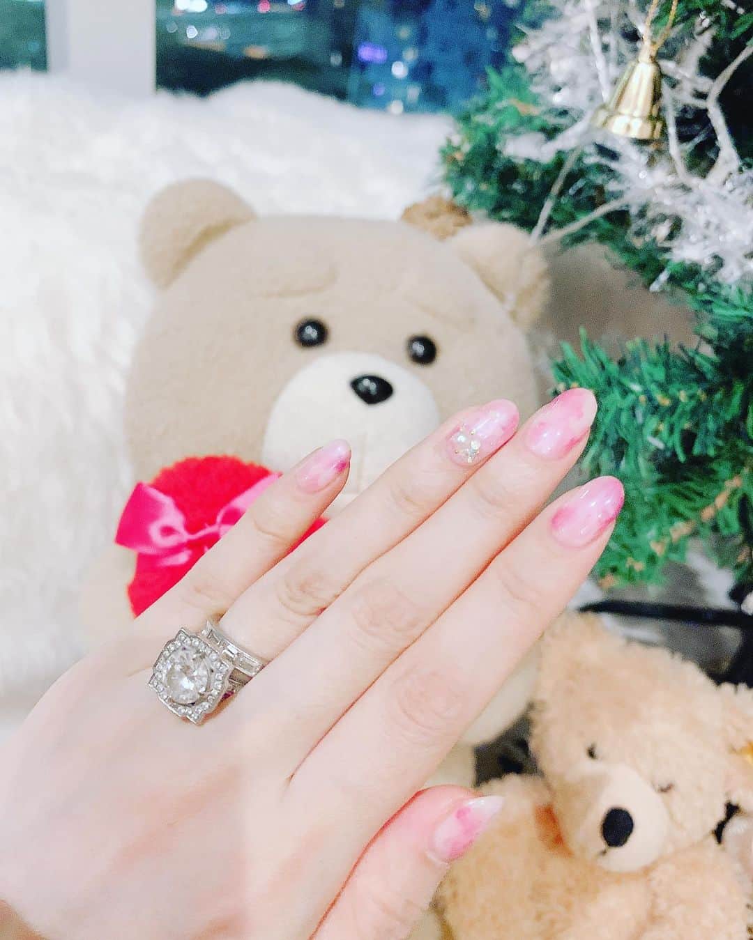 森下悠里さんのインスタグラム写真 - (森下悠里Instagram)「@yumi1121yx ゆみネイル💅💎✨✨ - 毎月お願いしてるよ💕 大好きなお友達と楽しいお話ししながら あっという間に美しい指先に 😌✨ - #至福の時 #ゆみネイル　#nail #fashion #pink #xmasnails」12月21日 21時04分 - yuurimorishita