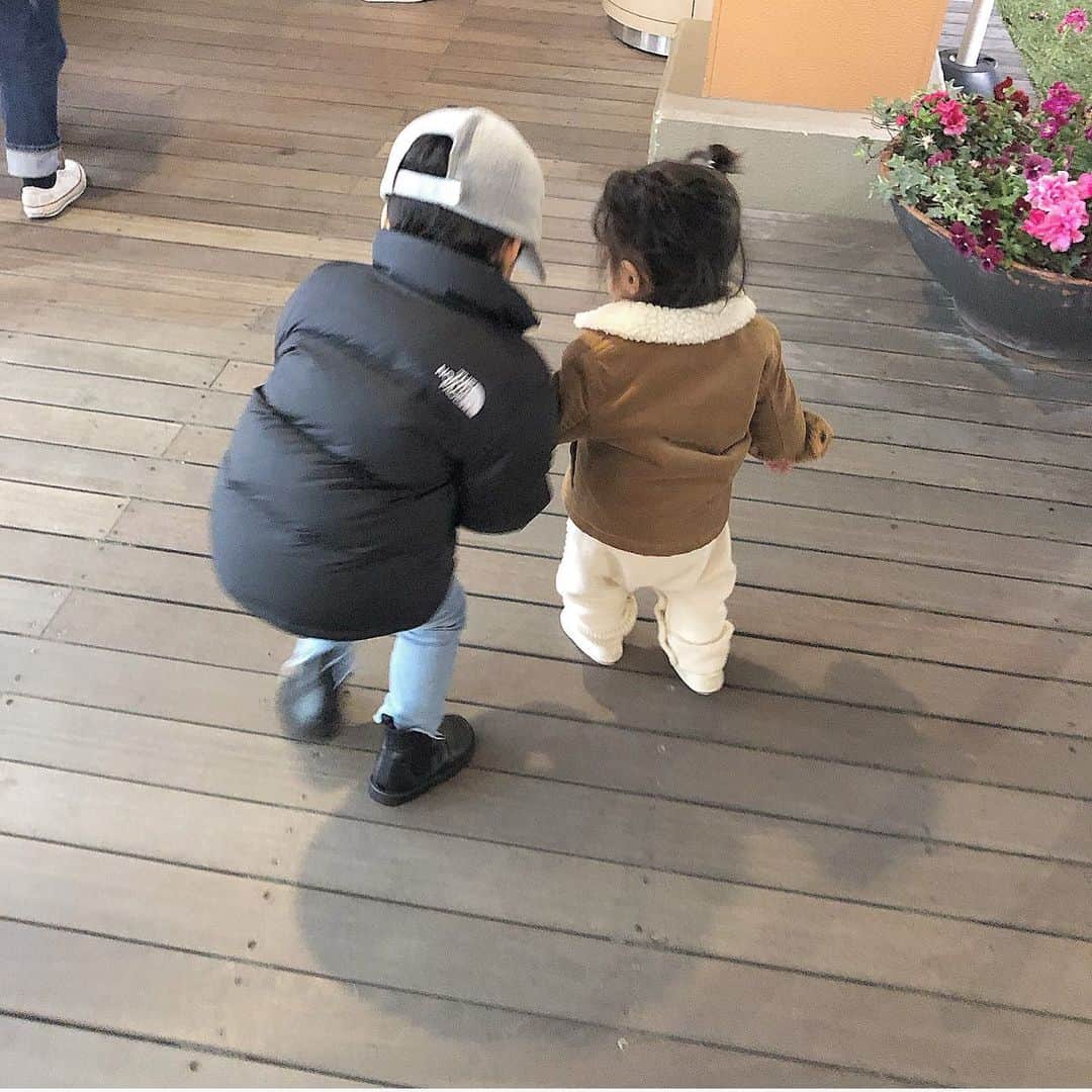 二宮璃子さんのインスタグラム写真 - (二宮璃子Instagram)「せいちゃんがどんどんお兄ちゃんになっていく… 2人で手繋いで歩いてる姿見て可愛くて、てんくんと写真撮りまくってた📸笑笑 #男の子 #女の子 #3歳2ヶ月 #1歳1ヶ月 #兄妹」12月21日 21時05分 - riixten