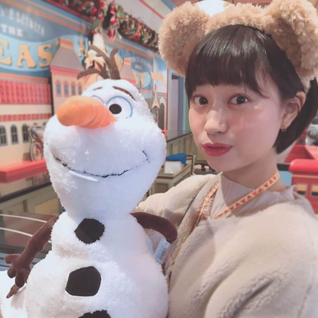 渡辺梨夏子のインスタグラム：「ゆきだるまつくーろー☃️ アナ雪2 もよかったんだよね〜みなさん観ましたか？  #disney#disneyland  #アナと雪の女王#アナ雪 #オラフ#☃️#❄️ まだまだディズニーの余韻に浸りながら、今日はネイルと掃除で自分メンテナンス。」
