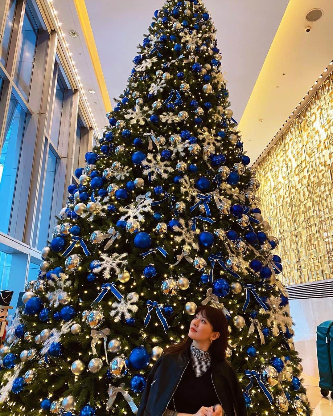 岡本杏理さんのインスタグラム写真 - (岡本杏理Instagram)「・ とっても大きかったぁクリスマスが1番好きです★.* #圣诞树 #xmastree」12月21日 21時11分 - anri_okamoto