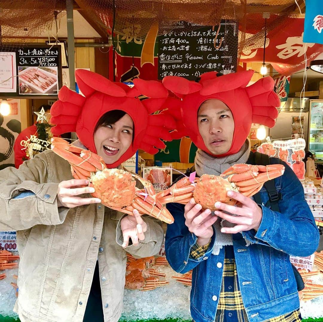 朝市広場さんのインスタグラム写真 - (朝市広場Instagram)「気持ちはまだまだノリノリやで〜😊かに買うたった🦀  みんなでバリ楽しむねん‼️ ありがとうございました😊  #松葉がに#セイコガニ#せこがに #かに刺し#かにすき#焼きガニ  #柴山がに#津居山蟹#松葉ガニ#改装します #かに好きと繋がりたい  #お土産は#旅 #城崎温泉街  #かに料理 #湯楽#香箱蟹 #朝市広場  #カニと撮影できます #カニスタグラム  #全国宅配#かに #城崎温泉#通販可能#ネット通販 #japan #kinosaki#trip #crab#旅行好きと繋がりたい  #全国宅配  注文は朝市広場と検索で🦀🦀」12月21日 21時12分 - matsubagani_asaichihiroba