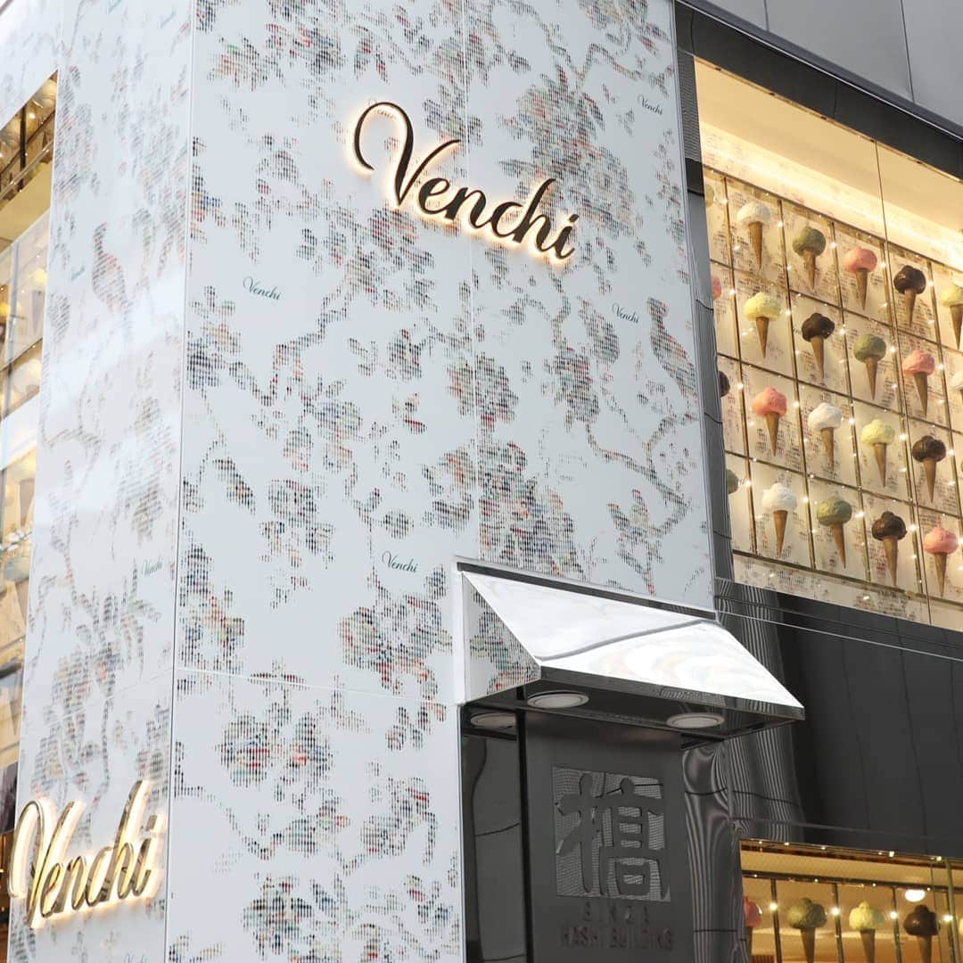 Eri Satoさんのインスタグラム写真 - (Eri SatoInstagram)「今日は、今年最後のおひとりさまお出掛け～😁 12日に日本初の店舗がオープンした、「Venchi銀座店」に行ってきちゃった✨ @venchi_jp · こちらはイタリアで141年続くチョコレート&ジェラートの老舗ブランドなんだそう。 · 店内では、 🍫ジェラートラボ 🍫量り売りチョコレート 🍫詰め合わせギフトBOX 🍫チョコレートバーやココアパウダーなど を買ったり楽しむことが出来ます · 私はトロリと濃厚なジェラートを🍦✨ ピッコロサイズでコーンにはヌガティーヌをトッピング😋 ヘーゼルナッツに マスカルポーネ&キャラメライズドフィグをON😋 特にこのマスカルポーネのフレーバーが美味しすぎて、今までで一番のジェラートかも···😍 本当に美味しかったから、お留守番の旦那さんにもチョコをお土産に買ったよ♪ 近くに行ったら寄ってみてね！ · @venchi_jp 🍦Venchi 銀座1号店 🍫 東京都中央区銀座四丁目3番2号 · #Venchi #ヴェンキ#ヴェンキ銀座店#銀座スイーツ#自分ご褒美 #ジェラート#チョコレート#イタリア#ギフト#プレゼント#ご褒美チョコ#スイーツ好きさんと繋がりたい」12月21日 21時15分 - satoeri626
