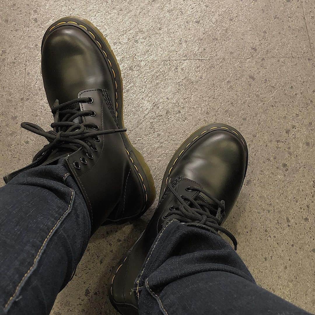 まいかのインスタグラム：「. . 遅れながらマーチンデビュー。👟🖤 . #docmartens #ドクターマーチン #ドクターマーチン8ホール . . .」
