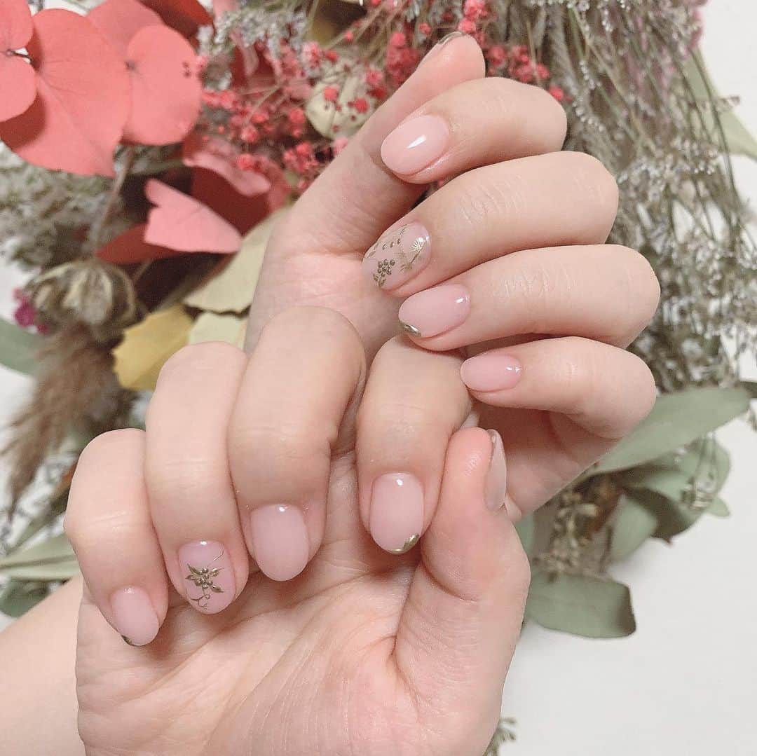 のインスタグラム：「年末年始nail(*^▽^*)❤️ あおいさんにやてもろた！✨ #nail #金ネイル #縁起ものですから #dokuichigo #隠し撮り #仕事終わり #ジェルネイル #冬ネイル2019 #年末年始ネイル❤️✨✨」