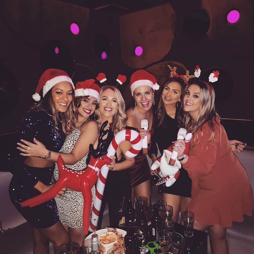ジョージア・メイ・フットのインスタグラム：「Life wouldn't be anything without these girls. 17 years or friendship 💜 Merry Christmas from the Brew Crew x」