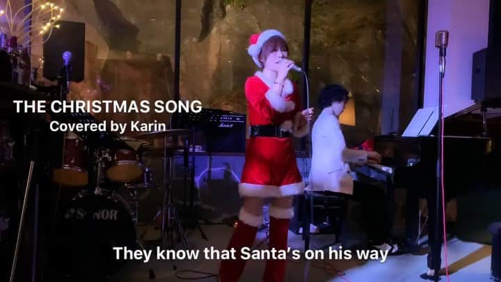 Karinのインスタグラム：「新横浜チャーリーズBAR🍷  サンタコスでクリスマスのスタンダードナンバーも歌いました🎅🎄 ・ 次回のチャーリーズBAR出演は2020/2/11(火)の祝日です🎵(1月はお休みです) ・ 動画のフルバージョンはこちら⬇️ https://youtu.be/6Kk9ayAQuaY ・ #新横浜 #ラントラクト #JAZZ #LENTRACTE #BAR #シンガー #シンガーソングライター #音楽 #音楽好きな人と繋がりたい  #ライブ #写真 #live #photo #music #ilovemusic #livemusicphotography #musicgram #karin #singer #singersongwriter #クリスマス #クリスマスソング #サンタコス #サンタ」