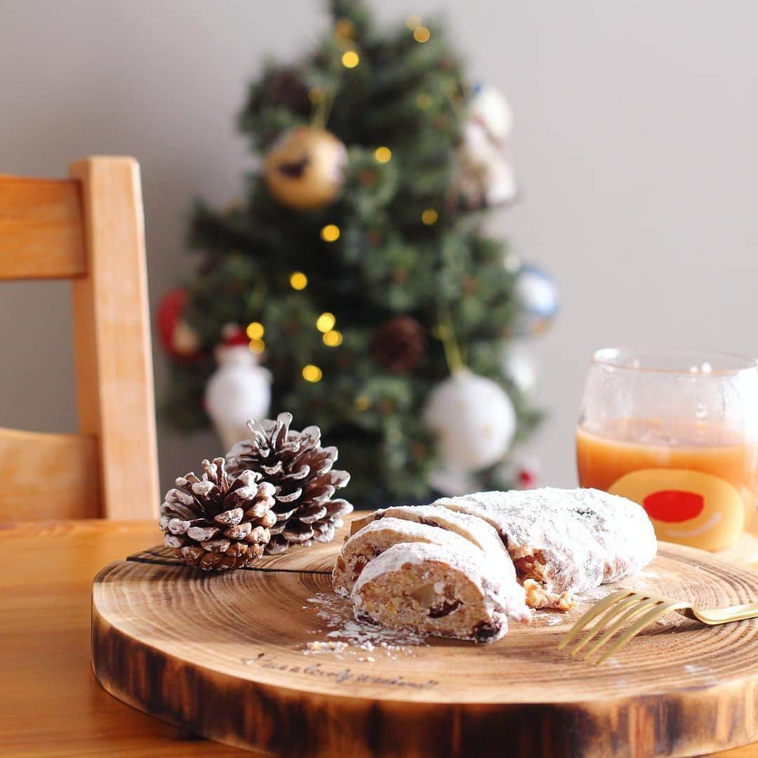 sayoko_betseyさんのインスタグラム写真 - (sayoko_betseyInstagram)「homemade stollen♡﻿ ﻿ ﻿ 今年はパン教室で手作りシュトーレン🎄﻿ 教えて頂いた @charhisako さんありがとうございました！﻿ ﻿ やっぱり手作り美味しい♡﻿ クリスマスまで大切に食べます😌﻿ ﻿  色々あった今年。細かく伝えられなくてすみません。﻿ でもまた大好きなクリスマスシーズンを北海道で過ごせて嬉しい。﻿ こちらの友達やフォロワーさんにも「北海道にいてくれて、好きになってくれてありがとう」って言ってもらえる事が多いです。﻿ 本当はその度に泣きそうです。笑﻿ ﻿ 北海道に恋してる東京人⛄️﻿ これからも仲良くして下さい﻿ ﻿ なんか今年の締めみたいになっちゃった。。﻿ ﻿ #stollen #christmas ﻿ #集う日なもんで #クリスマス #シュトーレン #北海道 #北海道生活 #週末野心 #かぞくごと #バースデープランナー #北海道に恋してる」12月21日 21時28分 - sayoko_betsey