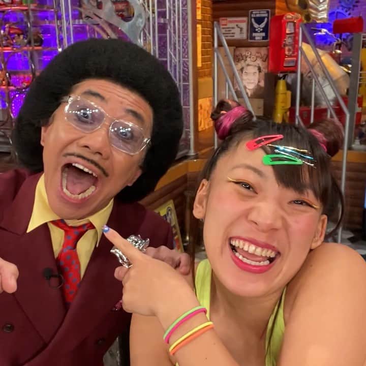 日本テレビ「ウチのガヤがすみません！」のインスタグラム：「#ウチガヤ 年末スペシャル🎄✨は#木梨憲武 さんの登場からスタート😆🎊⚡️🎊 #フワちゃん と初対面の木梨さん💞ツーショット動画です🤪🎉🎉 . スタジオ転換中に、バタバタするスタッフの代わりに💨💨 消臭剤でスタジオの空気をキレイにしてくれる木梨さん🥴💖💫💖🌬 【フワちゃんカメラ📸より】 . ガヤゴールデンスペシャルは内容盛りだくさん🙌‼️ . #ウチのガヤがすみません #豪華ゲストとガヤ芸人 #芸人」