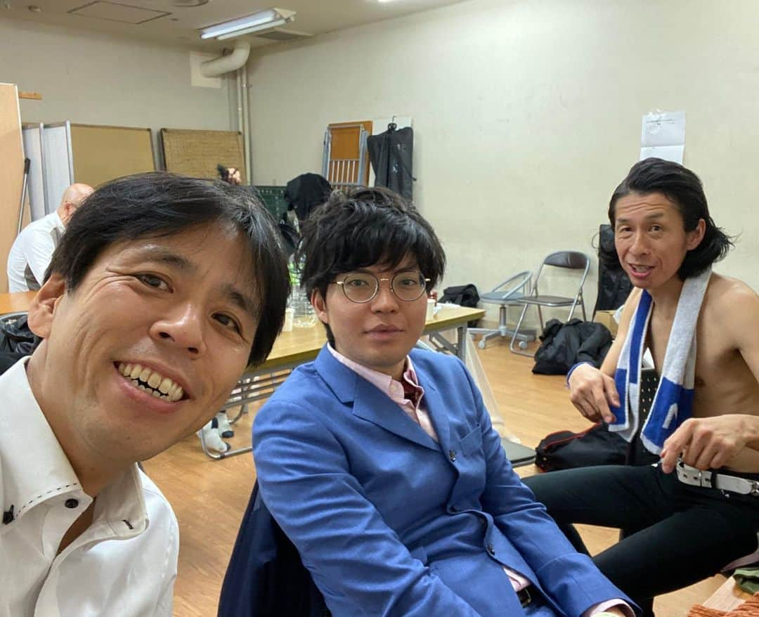 藤井ペイジさんのインスタグラム写真 - (藤井ペイジInstagram)「今夜は「ショーゲキ！しもきたドーン！」ライブ。楽屋で（比較的）若い衆と。ペイジワン終わってから、若手となかなか会えなくなって寂しい。 #しもきたドーン #ヤーレンズ 出井 #虹の黄昏 野沢 #藤井ペイジ」12月21日 21時28分 - fujii_page