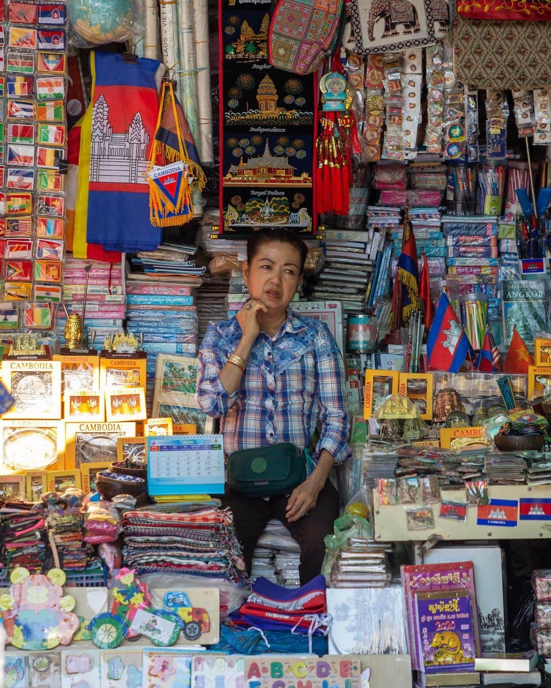 Shunsuke Miyatakeのインスタグラム：「A Cambodian souvenir shop Mam / Central Market, Phnom Penh」