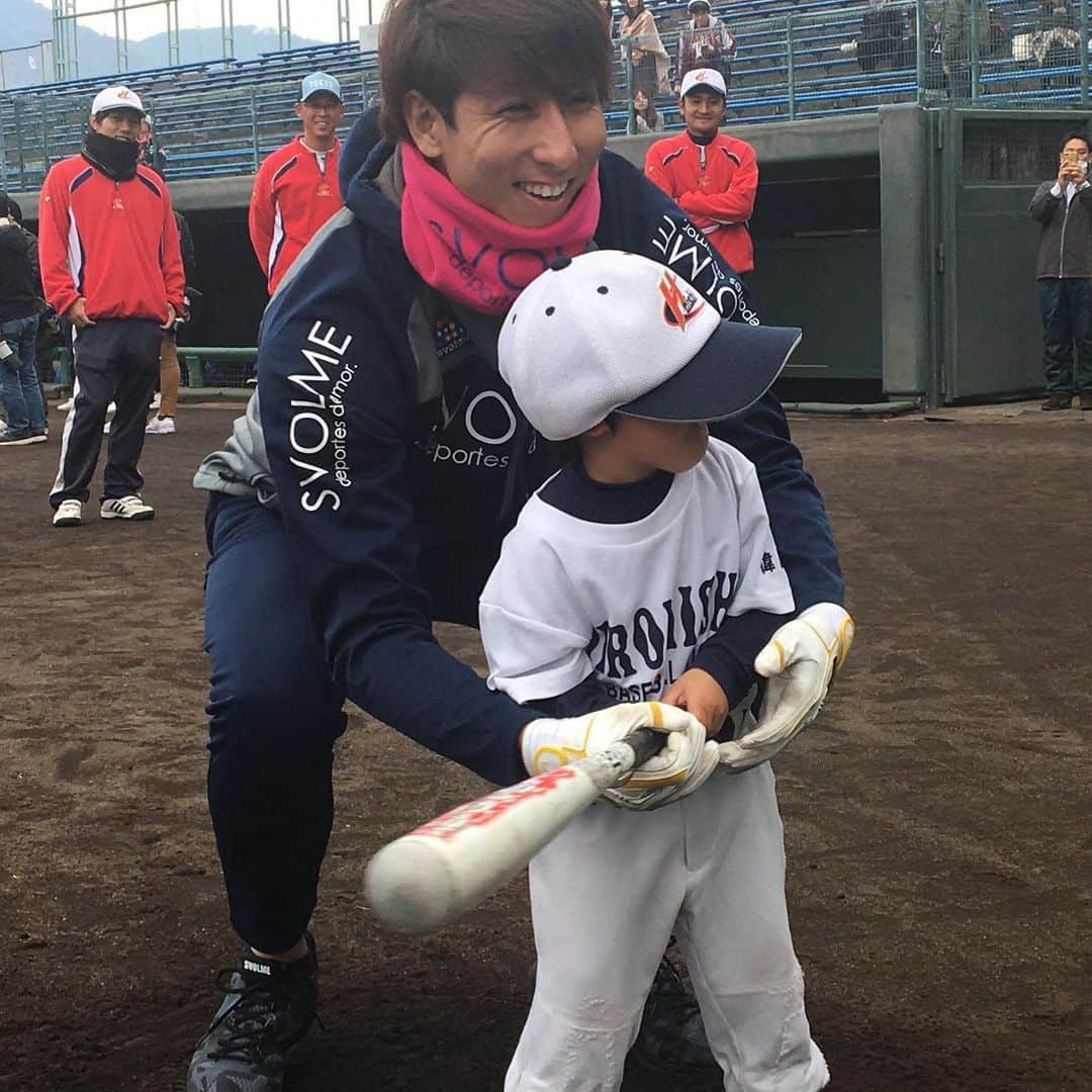 和田毅さんのインスタグラム写真 - (和田毅Instagram)「今日は昨年に引き続き、熊本で施設訪問に行き、熊本地震復興支援野球教室でした。 サンタの格好したの、何年ぶりかな… 秀平のロッテのユニフォーム姿が見れなかったのは残念だったけど、楽しい時間でした^_^ 大竹も熊本出身ということで、さすがの人気でしたし、いい顔して子どもたちと接していました^_^ 子どもたちの笑顔と元気に、こちらがパワーをもらった、素晴らしい一日でした。 #施設訪問に行く前に #秀平の笑顔3150 #大竹サンタ #スーモくん #くまモン #大貴今年も企画してくれて #ありがとう😊」12月21日 21時45分 - tsuyoshiwada.21