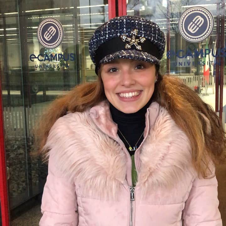 ジャダ・ルッソのインスタグラム：「Primo esame del mio percorso magistrale andato benissimo 😎 .....Siamo agli sgoccioli “È quasi Nataleeeee”!!!!! Siete contenti ?  Colgo l’occasione per augurare a tutti Buon Natale e Felice Anno Nuovo da Ecampus 🎄@Ecampus @sabrina.gonzatto」