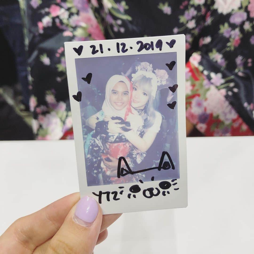 YingTzeさんのインスタグラム写真 - (YingTzeInstagram)「🌟 Comic Fiesta Day 1 🌟 Thank you to everyone who came to support me today ! I started my booth at 10am-6am today ~ thank you for being patient and waiting for me 4-5 hours . 😭🙏🏻❤️ Love you all !! _ I didn’t take any selfies or pictures with my cosplay today ~ so I only have photos of these Polaroids ! 😂 Please tag me if you’ve taken photo with me ok ! 😭 _ Tomorrow I’ll be at my booth at 10am as well . See you !! #blessed #ytzmerch #ytzoriginals #comicfiesta」12月21日 21時37分 - yingtze