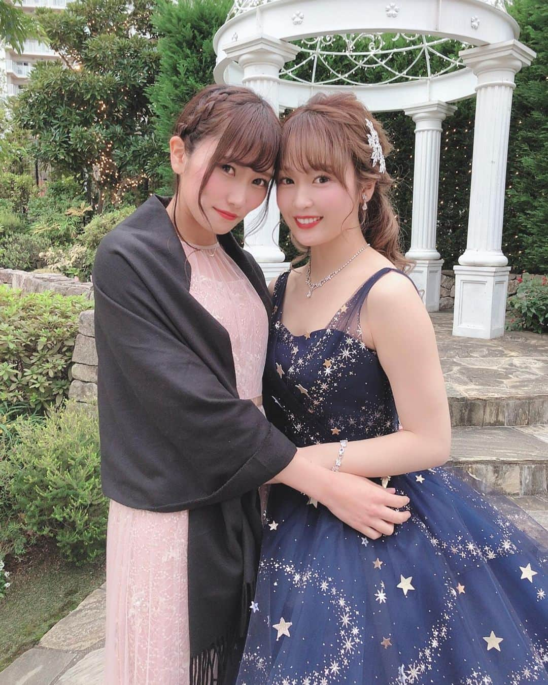 佐野友里子のインスタグラム：「先日親友の結婚式に参列しました☺️💓💓💓 幸せ溢れる時間でした...♡ . 可愛くて明るくていつも元気をくれる親友あっちゃん♡いつも支えてくれてありがとう✨ . 本当に結婚おめでとう😭💓 挙式始まる前から涙が溢れて止まらなかったぁ... そしてあっちゃんがとってもとっても綺麗でずっと見てたかった♡♡笑 . 末長くお幸せに☺️💓だいすき♡ . #結婚式 #結婚式コーデ #結婚式ヘアアレンジ #結婚式お呼ばれ」