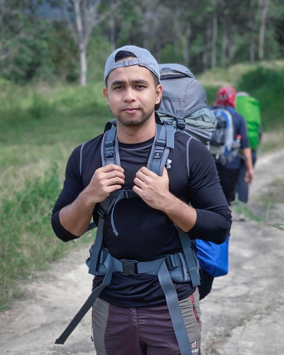 PSYのインスタグラム：「Bukit yang tinggi saya sanggup daki, Apatah lagi hati awak saya sanggup kejari 🤪🤪🤪」