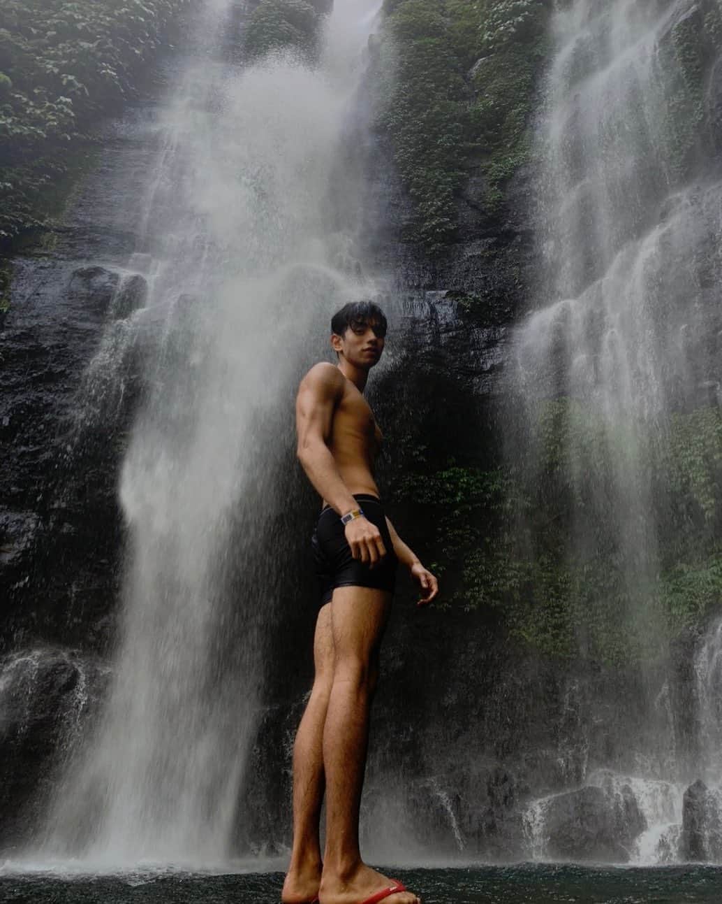 ナビのインスタグラム：「Relaxing in nature.  #bali #nature #waterfall」