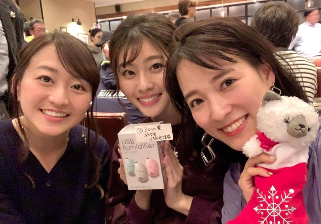 奈津子さんのインスタグラム写真 - (奈津子Instagram)「なんでも鑑定団の大忘年会でした❤️毎年の目玉は豪華景品が当たる抽選会なんですが…私が出品した電動歯ブラシはなんと司会の今田耕司さんに当たりました😊✨わたしはギリギリセーフでお菓子が入った靴下が当たりましたよ(写真2枚目)スタジオでも出張でも、鑑定団の収録中は勉強になることがとても多くて脳内のシナプスがとても活発に刺激されます。何より、幼稚園の頃から見ていた番組に携わることができて毎回本当に感謝しています✨ ・ #家電 #家電好き #家電女優 #奈津子 #テレビ東京　#お宝　#なんでも鑑定団　#忘年会 #今田耕司　さん　#福澤朗　さん　#片淵茜 さん　#石田靖 さん　#原口あきまさ　さん　#マックン さん　#斉藤菜月 ちゃん」12月21日 22時01分 - natsuko_kaden