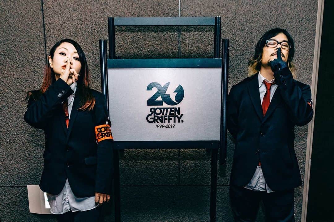 マキシマム ザ ホルモンのインスタグラム：「‪ポルノ超特急にダイスケと共にお邪魔してきました！！ 銀閣ステージ1発目の「ロットングラフティー」では、封印していた『RATMAN』のコーラスを数年振りに解禁！ スーツ姿のロットンと、懐かしい曲達に袖でダイスケは眼鏡を外してまでの男泣き！ 実はあたしもコッソリ泣いていた。。 初めてあった長崎の対バンからお互い色々あったよね。込み上げるものがあったよ。。 そして、金閣ステージトリの「ROTTENGRAFFTY」では、まさかの『ROLLING1000tOON』をカバーしてくれてダイスケと2人でメンバーのスーツを勝手に借りてw参加させてもらいました！ ちょっと！演奏完成度高須クリニック！！ 本家越えすんのやめて！笑  ホルモンTシャツもホルモンタオルも、たくさんたくさん見えました！！ ありがとう！！！涙  てか、今日のポルノ超特急、みんなごっつ良いライブしてて、超重たくなったバトンを受け取ってトリのロットン。 まじでエグかった！！ これ…明日もあるんですよね？？苦笑 明日終わったらロットンメンバー、全員爆発するんちゃうかな？笑  ポルノ超特急、本当に素晴らしいフェスだった！本当カッコ良かった！ あの時、ロットンもう終わっちゃうのか。。と思ったけど辞めないで続けてくれて本当に良かった。 ロットンが無くならないで本当に良かった。 お互い全く売れずに、鳴かず飛ばずの頃から、ロットンのステージのあの景色はずっと見えてたんだ。ずっと言ってたでしょ？ 本物を見せてくれてありがとう。  ROTTENGRAFFTY 20周年本当におめでとう！！！ 20周年？ …ダッタラ吞メバイイジャン！！！ byナヲ‬  #ポルノ超特急 #ロットングラフティー #rottengraffty #マキシマムザホルモン #マキシマムザグラフティー #NOBUYAのこのポーズなんなん？ #ダイスケのスーツはNOBUYAの #あたしのスーツはKAZUOMIの #2人とも気にいっちゃってなかなか脱がない #ダイスケに関しては謎に年明けに返すからと持ち帰り #何に使う気やねん」