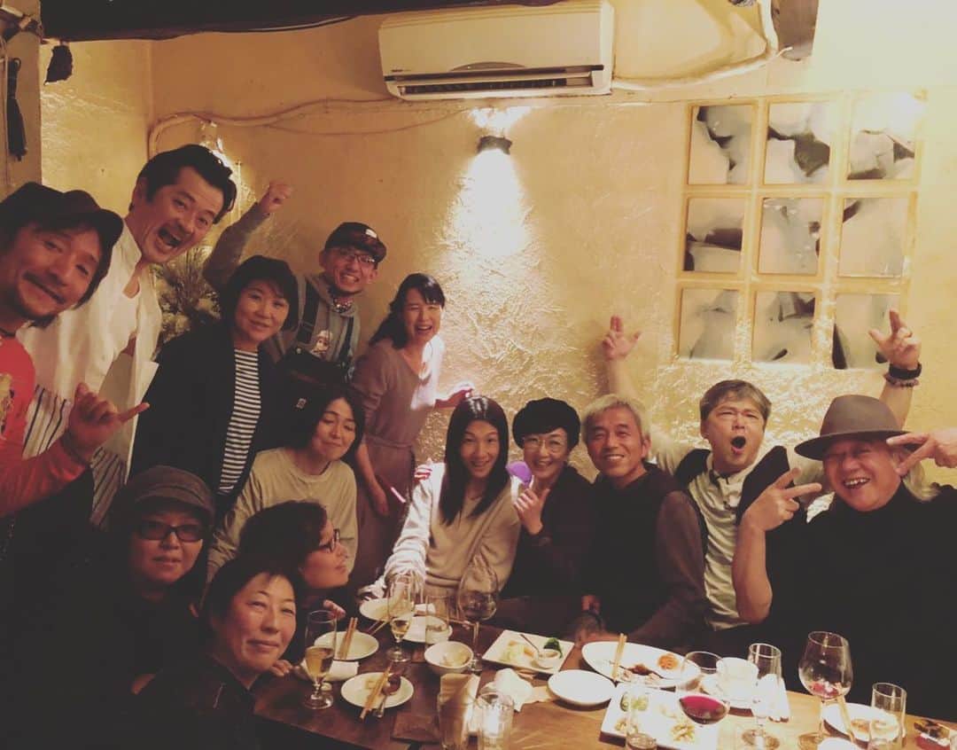 三上市朗のインスタグラム：「マキノノゾミ還暦祝いとMOP忘年会！こうやって集まるのは10年振り！皆んな集まると関係性はそのまま歳を取った事を忘れるのです。もちろんこのまま今すぐ舞台を一本作る事は充分可能なのですよ！スポンサーさえいればね！ #mop #劇団mop」