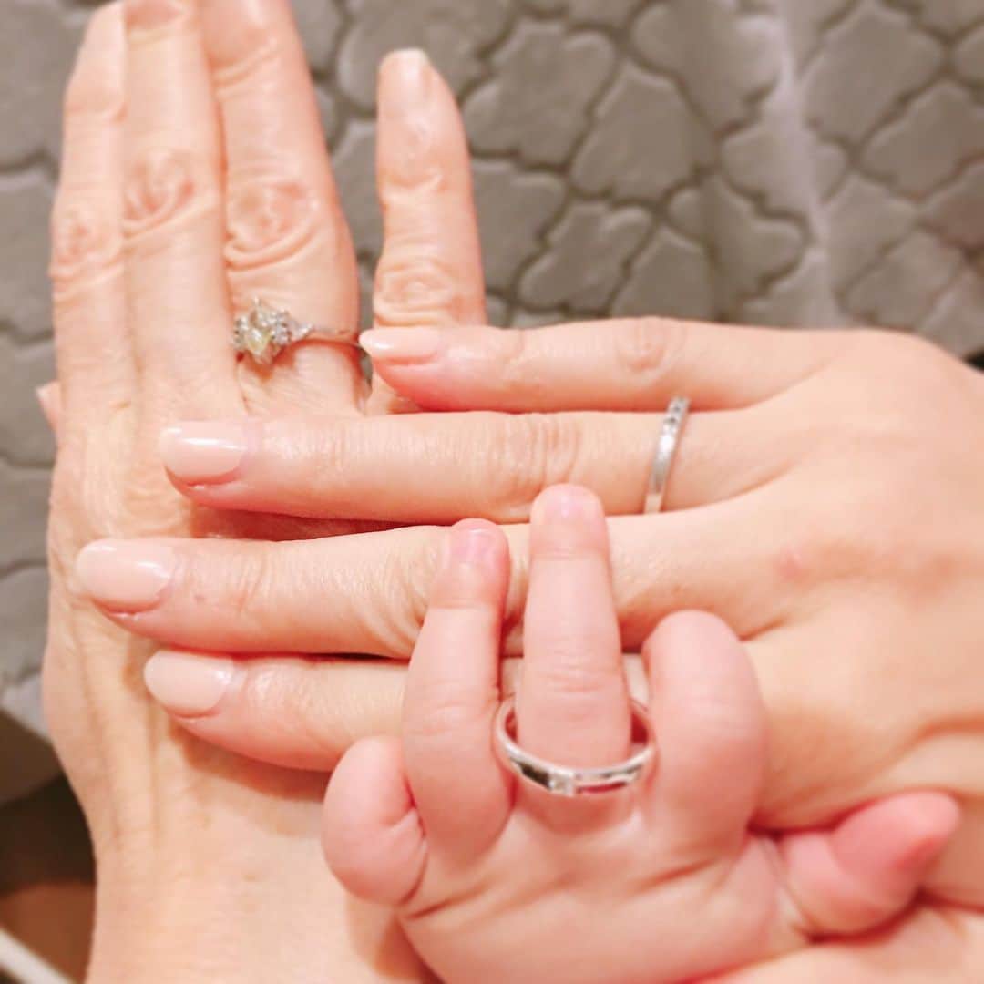 杉岡沙絵子さんのインスタグラム写真 - (杉岡沙絵子Instagram)「母の指輪をリフォームして 3世代指輪に💍💕 ・ 母の大切な指輪からダイヤをもらって 私の結婚指輪を作り、 同じ指輪から1粒ダイヤをもらい 今回娘の指輪も作ってもらいました^_^ ・ 手がけてくださったのは 先日#ベビーリング を作ってくれた 彫金師・河合さん✨ @takao_kawai  河合さんの作ってくれたアクセサリーをつけていると なんだか不思議なしあわせパワーを もらえるような気がします(*´꒳`*) ・ 娘が大きくなったら ベビーリングと共にプレゼントして 私の母と、私、娘の３人で 指輪をつけてお出掛けしたいなぁ♪ ・ ・ #指輪#女の子#女の子ベビー#女の子ママ#新米ママ#4か月」12月21日 21時57分 - saeko_sugioka