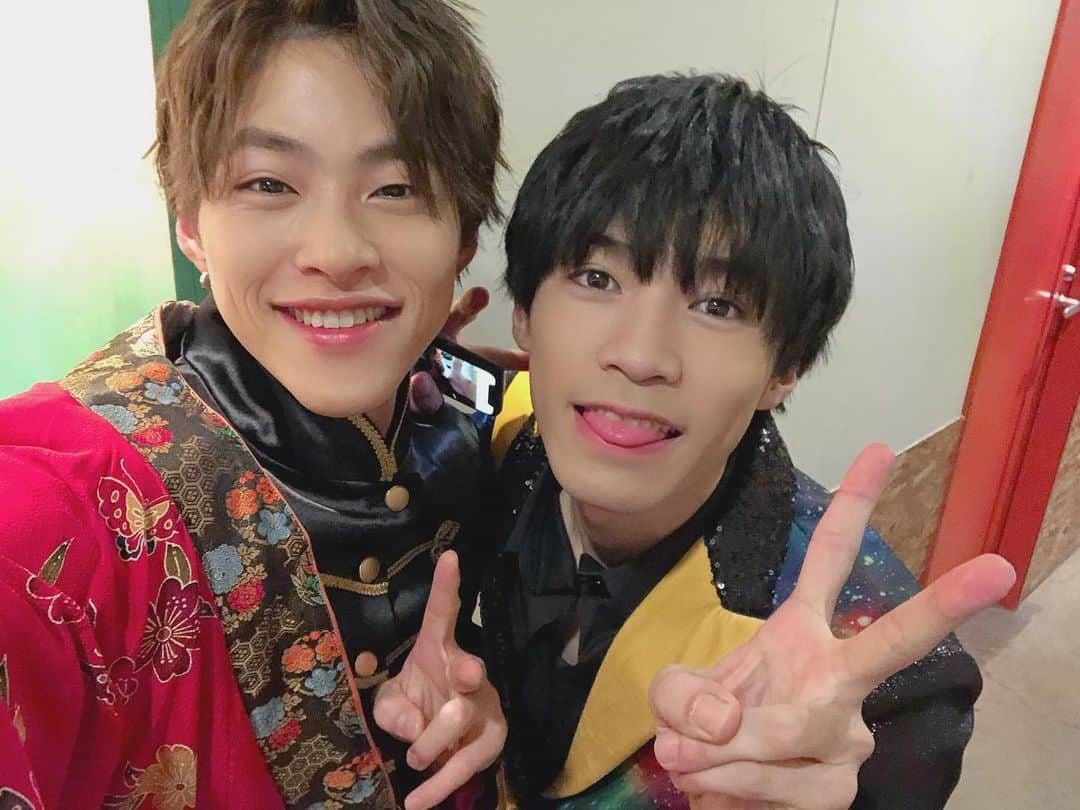 山口託矢さんのインスタグラム写真 - (山口託矢Instagram)「. MAG!C☆PRINCE『本気☆LIVE Vol.10』最高でしたね☺️❤️ . 改めてチアーズの皆さん、隊員のみんな バリバリ特大の声援ありがとうございました😆📣 あの特別な時間を一緒に過ごす事ができて本当に嬉しかったし楽しかったです🥺✨ . マジプリさんとのコラボも弐陣乱舞の時と同様 お忙しい中無理を言って今日の 『バリデラAll night long』をやる事ができました🙇‍♂️ 後輩のわがままを何も言わず受け入れてくださるマジプリさんには本当に頭が上がりません。 最高に大好きな先輩です✨ . ちなみにバリデラの最後のセリフ分かりましたか〜？？ . 薫くん💙『好きやお〜』(岐阜弁) 周平くん💚『好きじゃんね〜』(三河弁) 泰新くん光くん❤️💛『デラ好き！』(名古屋弁) 最後は全員で『好きっちゃーん！』(博多弁) . マジプリさんの出身地の方言を取り入れました♪ 次はHi☆Fiveともコラボやりたいですね❗️ . 本当に今日はありがとうございました👊 明日からもイベント頑張ります🤓🤟 . . #magicprince  #本気LIVE #マジプリ #九星隊 #ナイスタ  #hifive  #ハイファイブ」12月21日 22時11分 - taku_ya_maguchi