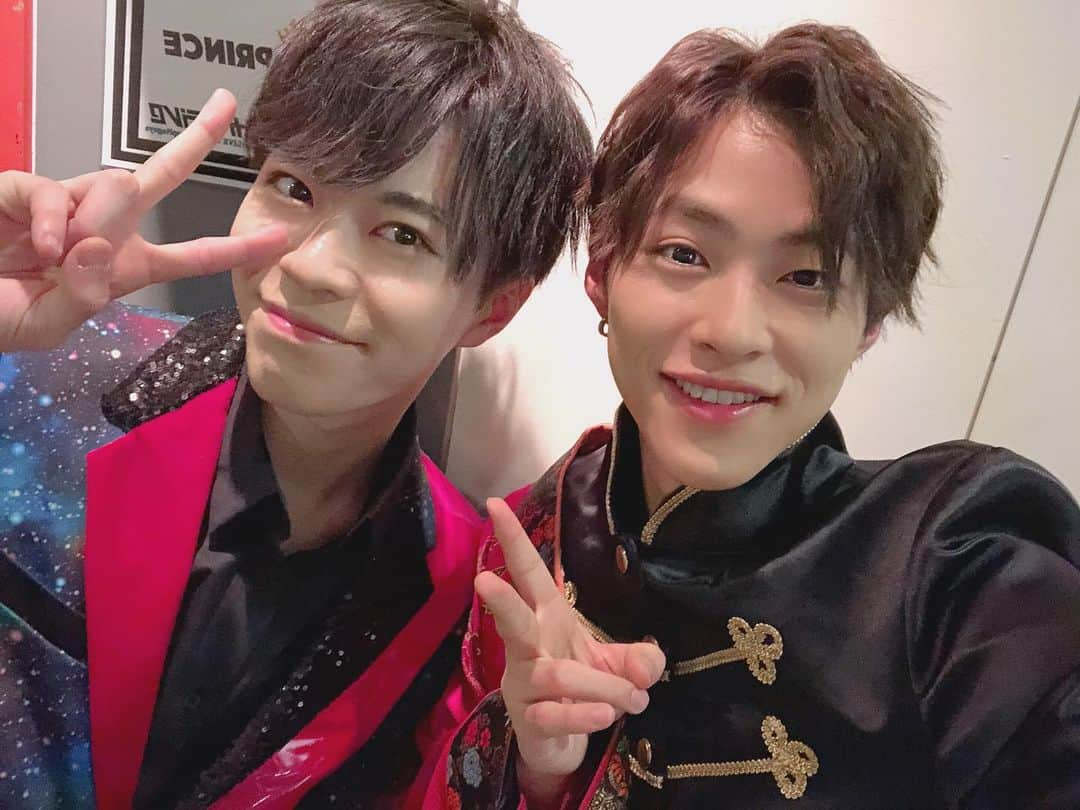 山口託矢さんのインスタグラム写真 - (山口託矢Instagram)「. MAG!C☆PRINCE『本気☆LIVE Vol.10』最高でしたね☺️❤️ . 改めてチアーズの皆さん、隊員のみんな バリバリ特大の声援ありがとうございました😆📣 あの特別な時間を一緒に過ごす事ができて本当に嬉しかったし楽しかったです🥺✨ . マジプリさんとのコラボも弐陣乱舞の時と同様 お忙しい中無理を言って今日の 『バリデラAll night long』をやる事ができました🙇‍♂️ 後輩のわがままを何も言わず受け入れてくださるマジプリさんには本当に頭が上がりません。 最高に大好きな先輩です✨ . ちなみにバリデラの最後のセリフ分かりましたか〜？？ . 薫くん💙『好きやお〜』(岐阜弁) 周平くん💚『好きじゃんね〜』(三河弁) 泰新くん光くん❤️💛『デラ好き！』(名古屋弁) 最後は全員で『好きっちゃーん！』(博多弁) . マジプリさんの出身地の方言を取り入れました♪ 次はHi☆Fiveともコラボやりたいですね❗️ . 本当に今日はありがとうございました👊 明日からもイベント頑張ります🤓🤟 . . #magicprince  #本気LIVE #マジプリ #九星隊 #ナイスタ  #hifive  #ハイファイブ」12月21日 22時11分 - taku_ya_maguchi