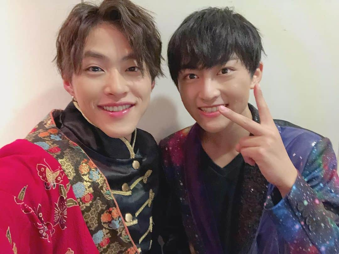 山口託矢さんのインスタグラム写真 - (山口託矢Instagram)「. MAG!C☆PRINCE『本気☆LIVE Vol.10』最高でしたね☺️❤️ . 改めてチアーズの皆さん、隊員のみんな バリバリ特大の声援ありがとうございました😆📣 あの特別な時間を一緒に過ごす事ができて本当に嬉しかったし楽しかったです🥺✨ . マジプリさんとのコラボも弐陣乱舞の時と同様 お忙しい中無理を言って今日の 『バリデラAll night long』をやる事ができました🙇‍♂️ 後輩のわがままを何も言わず受け入れてくださるマジプリさんには本当に頭が上がりません。 最高に大好きな先輩です✨ . ちなみにバリデラの最後のセリフ分かりましたか〜？？ . 薫くん💙『好きやお〜』(岐阜弁) 周平くん💚『好きじゃんね〜』(三河弁) 泰新くん光くん❤️💛『デラ好き！』(名古屋弁) 最後は全員で『好きっちゃーん！』(博多弁) . マジプリさんの出身地の方言を取り入れました♪ 次はHi☆Fiveともコラボやりたいですね❗️ . 本当に今日はありがとうございました👊 明日からもイベント頑張ります🤓🤟 . . #magicprince  #本気LIVE #マジプリ #九星隊 #ナイスタ  #hifive  #ハイファイブ」12月21日 22時11分 - taku_ya_maguchi