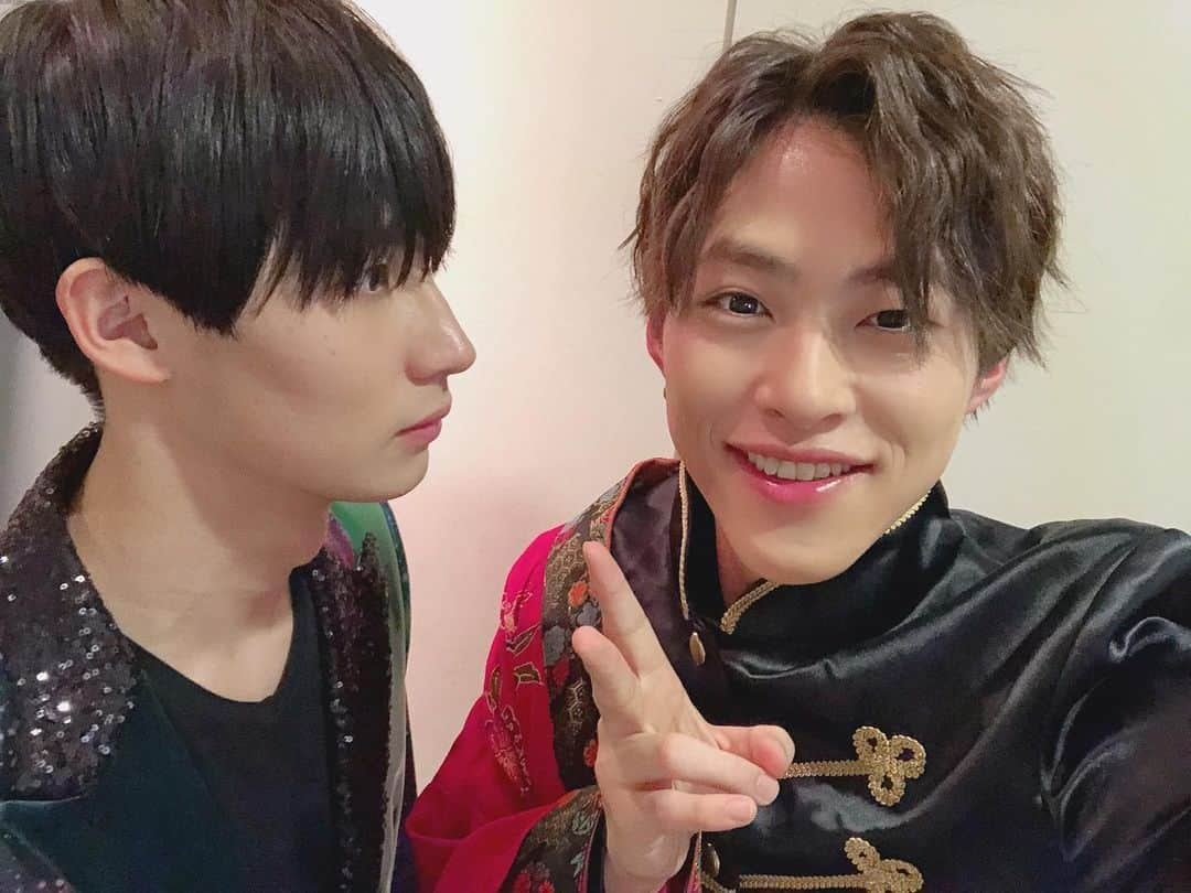 山口託矢さんのインスタグラム写真 - (山口託矢Instagram)「. MAG!C☆PRINCE『本気☆LIVE Vol.10』最高でしたね☺️❤️ . 改めてチアーズの皆さん、隊員のみんな バリバリ特大の声援ありがとうございました😆📣 あの特別な時間を一緒に過ごす事ができて本当に嬉しかったし楽しかったです🥺✨ . マジプリさんとのコラボも弐陣乱舞の時と同様 お忙しい中無理を言って今日の 『バリデラAll night long』をやる事ができました🙇‍♂️ 後輩のわがままを何も言わず受け入れてくださるマジプリさんには本当に頭が上がりません。 最高に大好きな先輩です✨ . ちなみにバリデラの最後のセリフ分かりましたか〜？？ . 薫くん💙『好きやお〜』(岐阜弁) 周平くん💚『好きじゃんね〜』(三河弁) 泰新くん光くん❤️💛『デラ好き！』(名古屋弁) 最後は全員で『好きっちゃーん！』(博多弁) . マジプリさんの出身地の方言を取り入れました♪ 次はHi☆Fiveともコラボやりたいですね❗️ . 本当に今日はありがとうございました👊 明日からもイベント頑張ります🤓🤟 . . #magicprince  #本気LIVE #マジプリ #九星隊 #ナイスタ  #hifive  #ハイファイブ」12月21日 22時11分 - taku_ya_maguchi